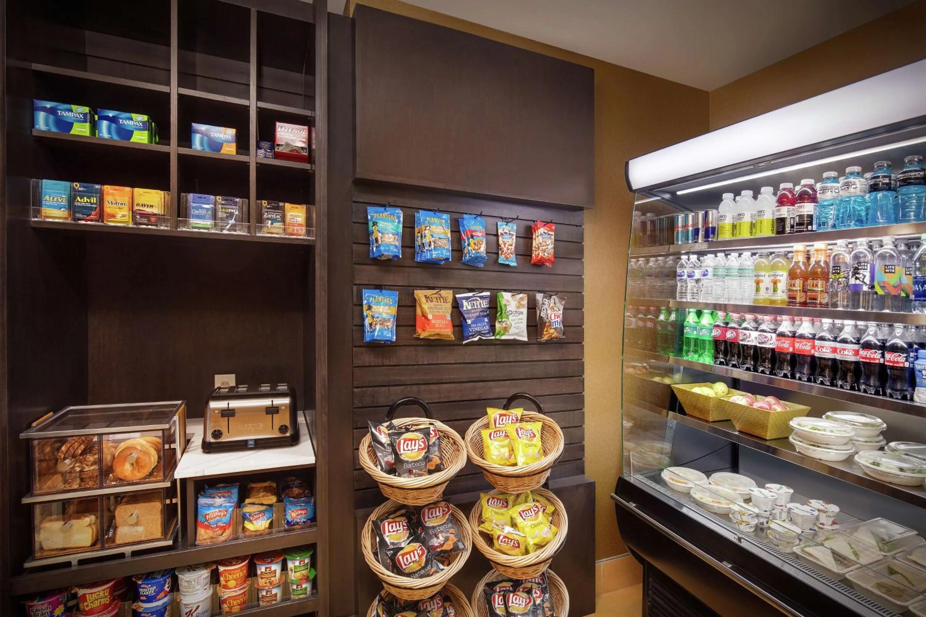 Dining area in DoubleTree Richmond Airport