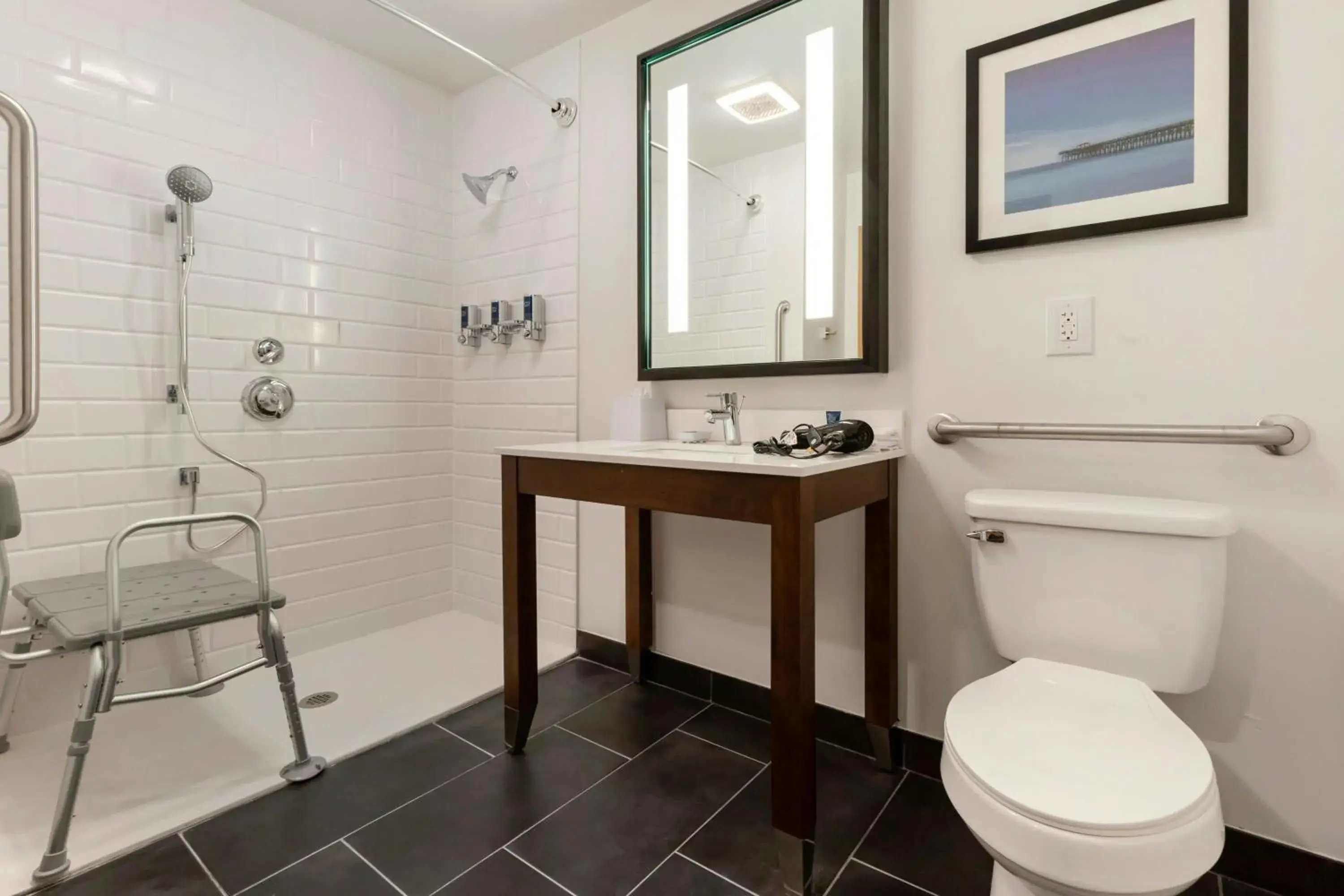 Traditional Guest room with 1 King bed in Four Points by Sheraton Myrtle Beach Traditional Guest room with 1 King bed in Four Points by Sheraton Myrtle Beach