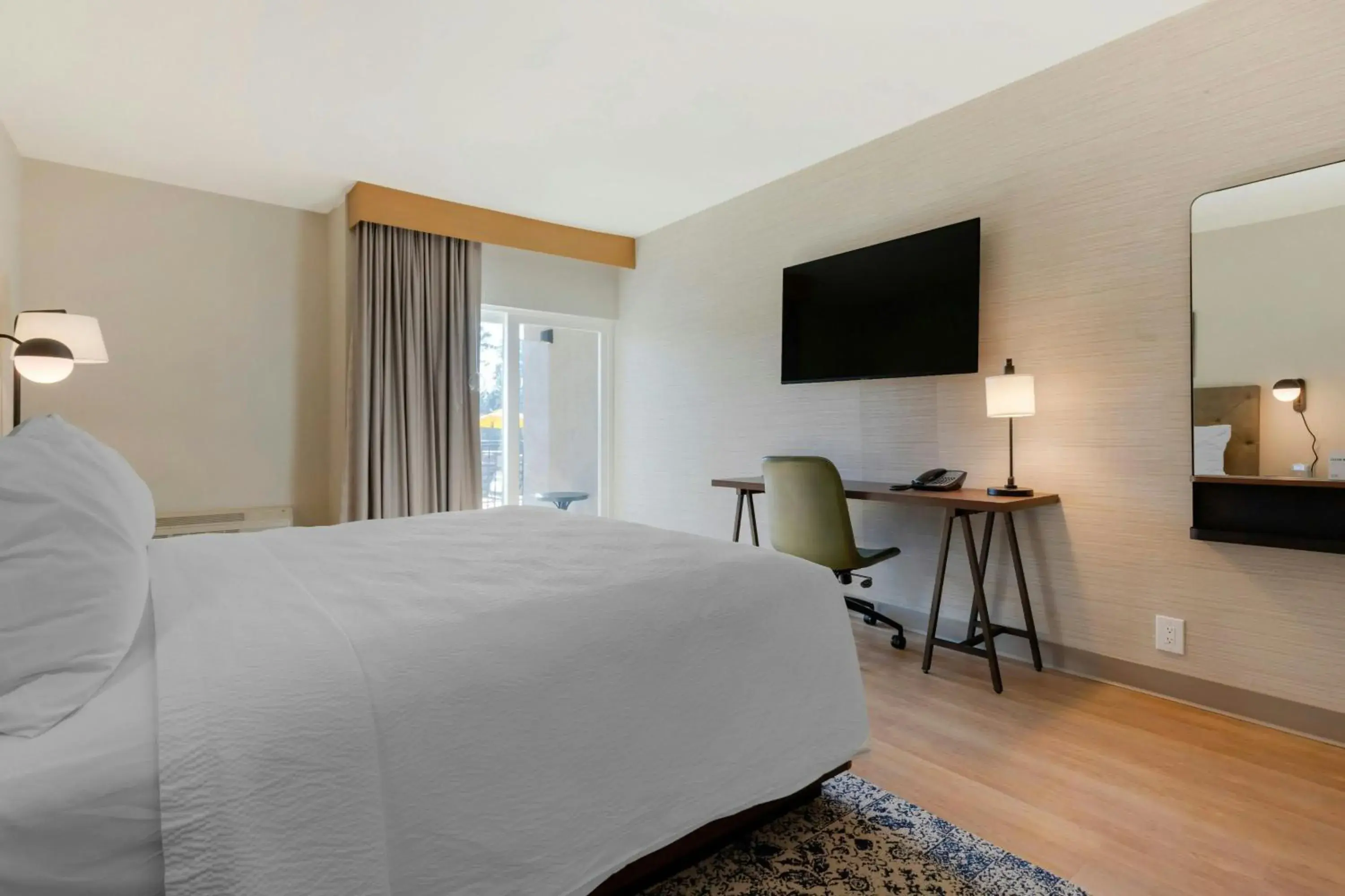 Traditional Guest room with 1 King bed in Four Points by Sheraton Myrtle Beach Traditional Guest room with 1 King bed in Four Points by Sheraton Myrtle Beach