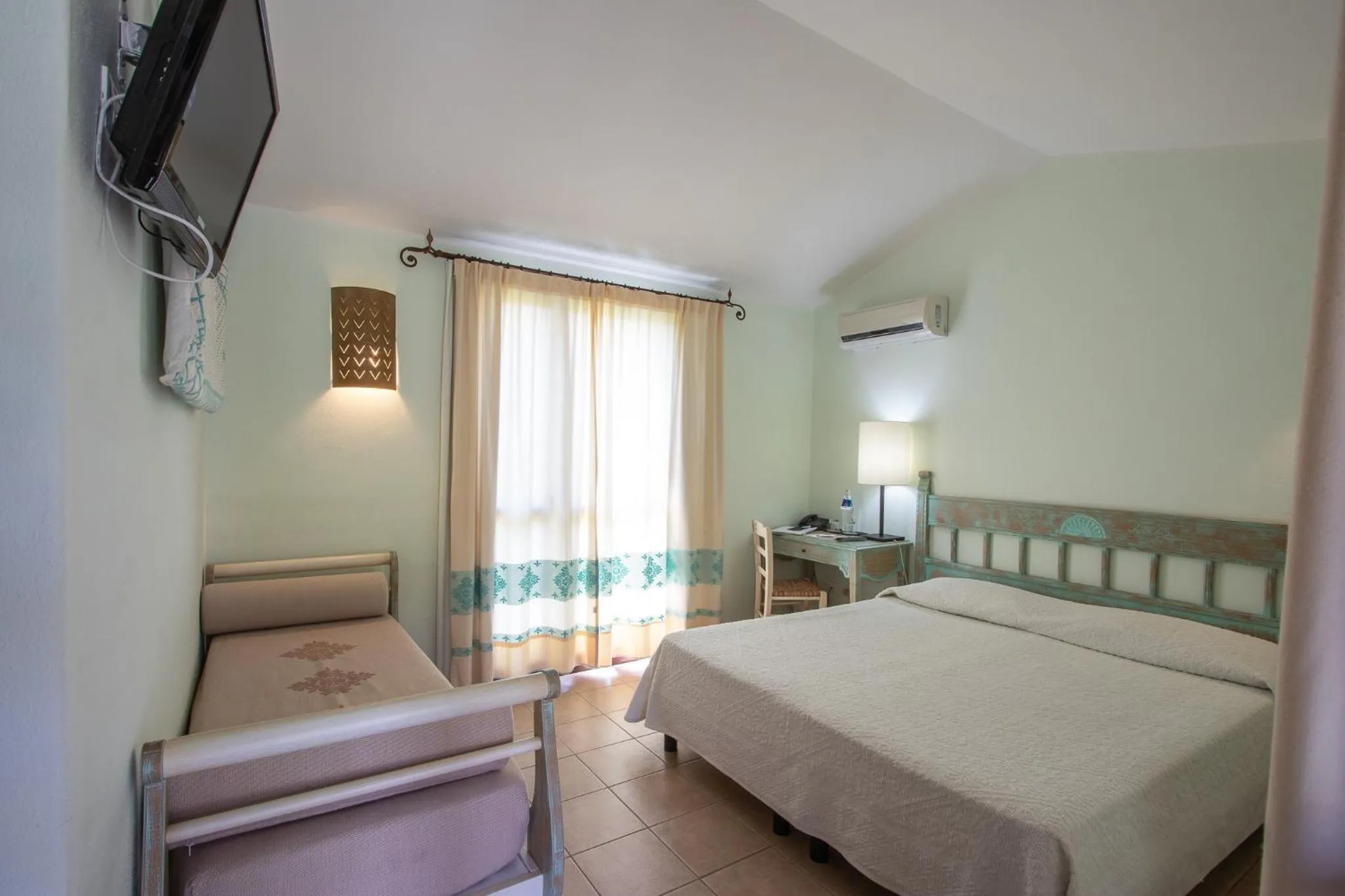 Photo of the whole room, Bed in Alma Resort