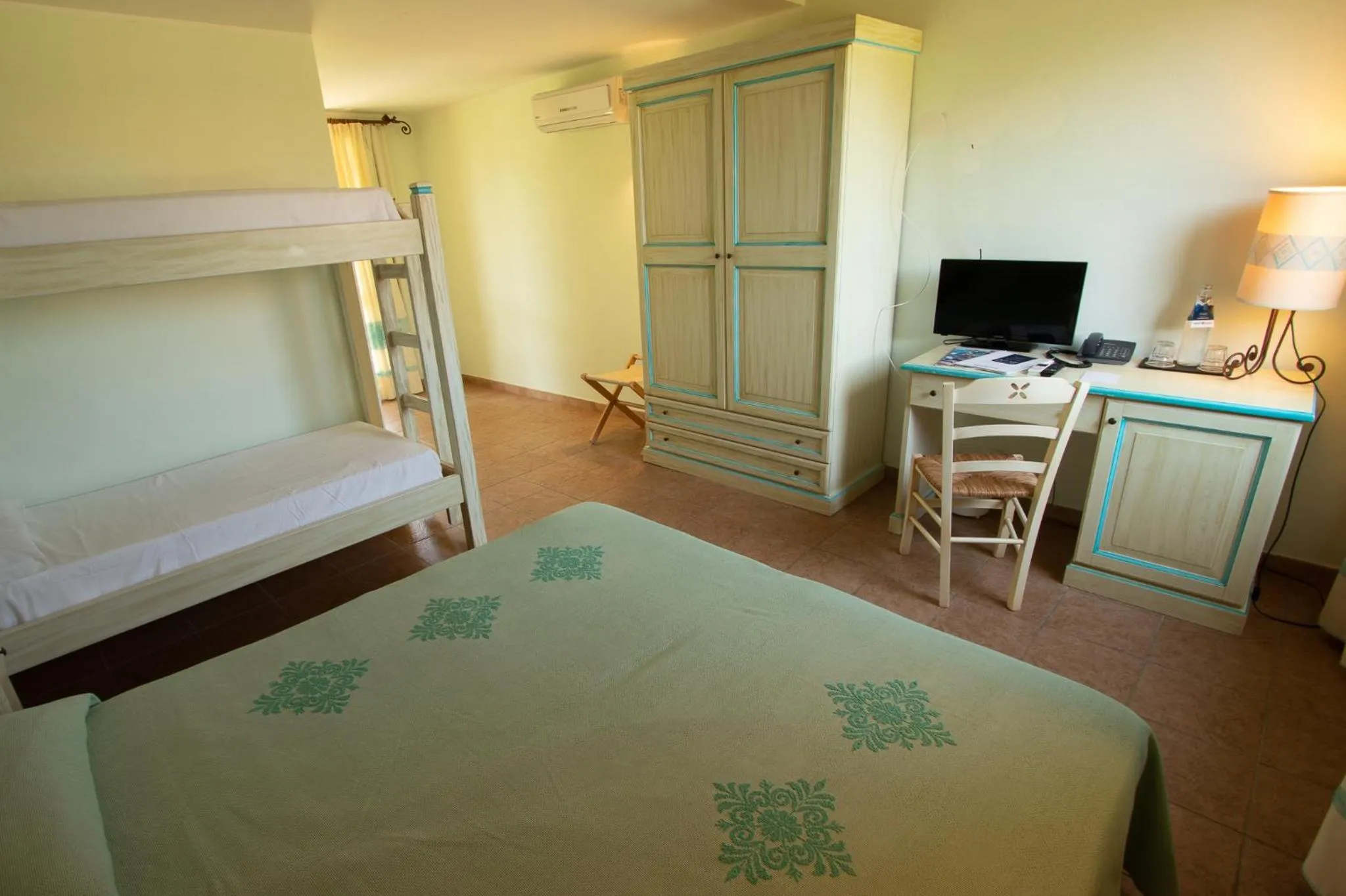 Photo of the whole room, Bed in Alma Resort