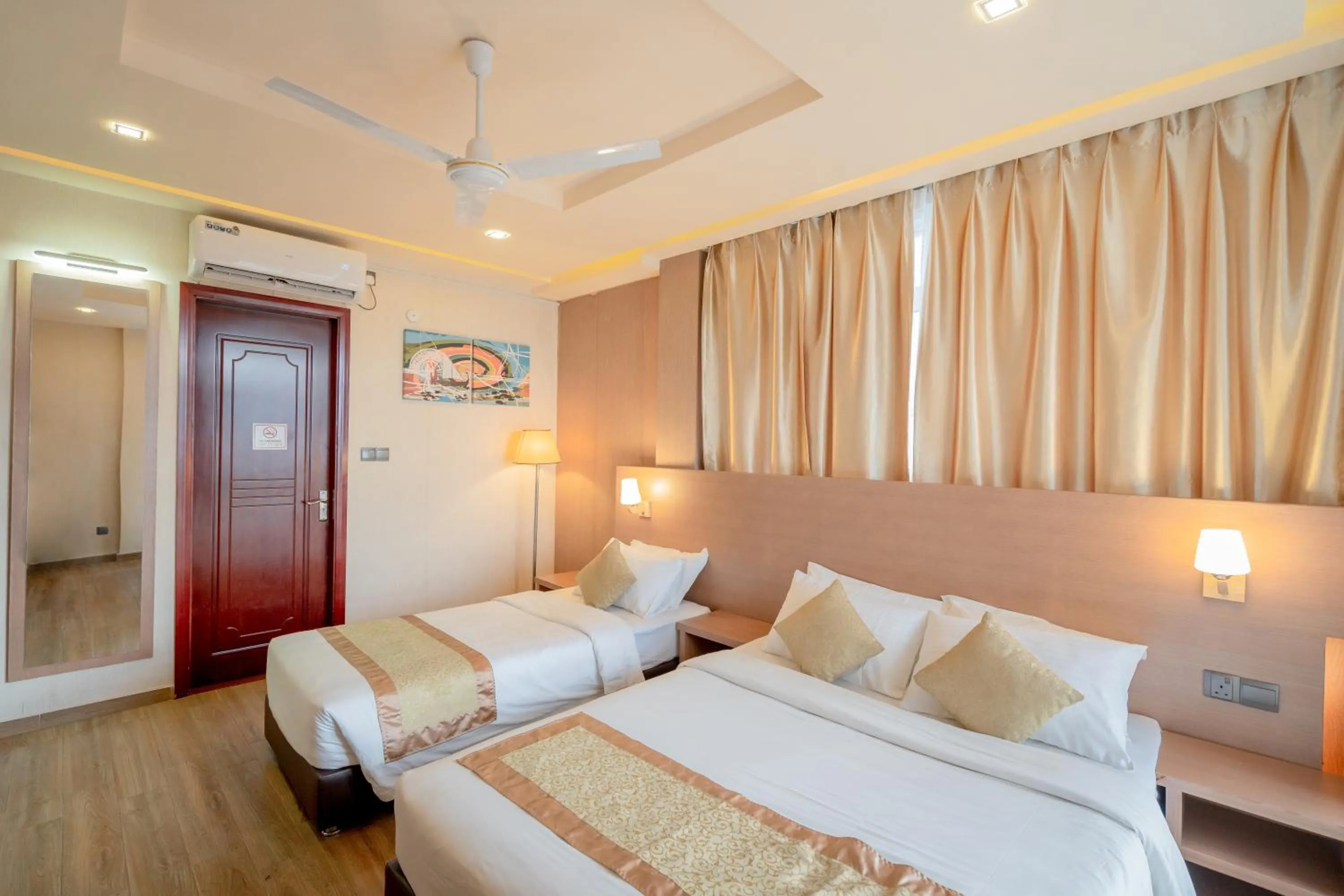 Photo of the whole room, Bed in Three Inn