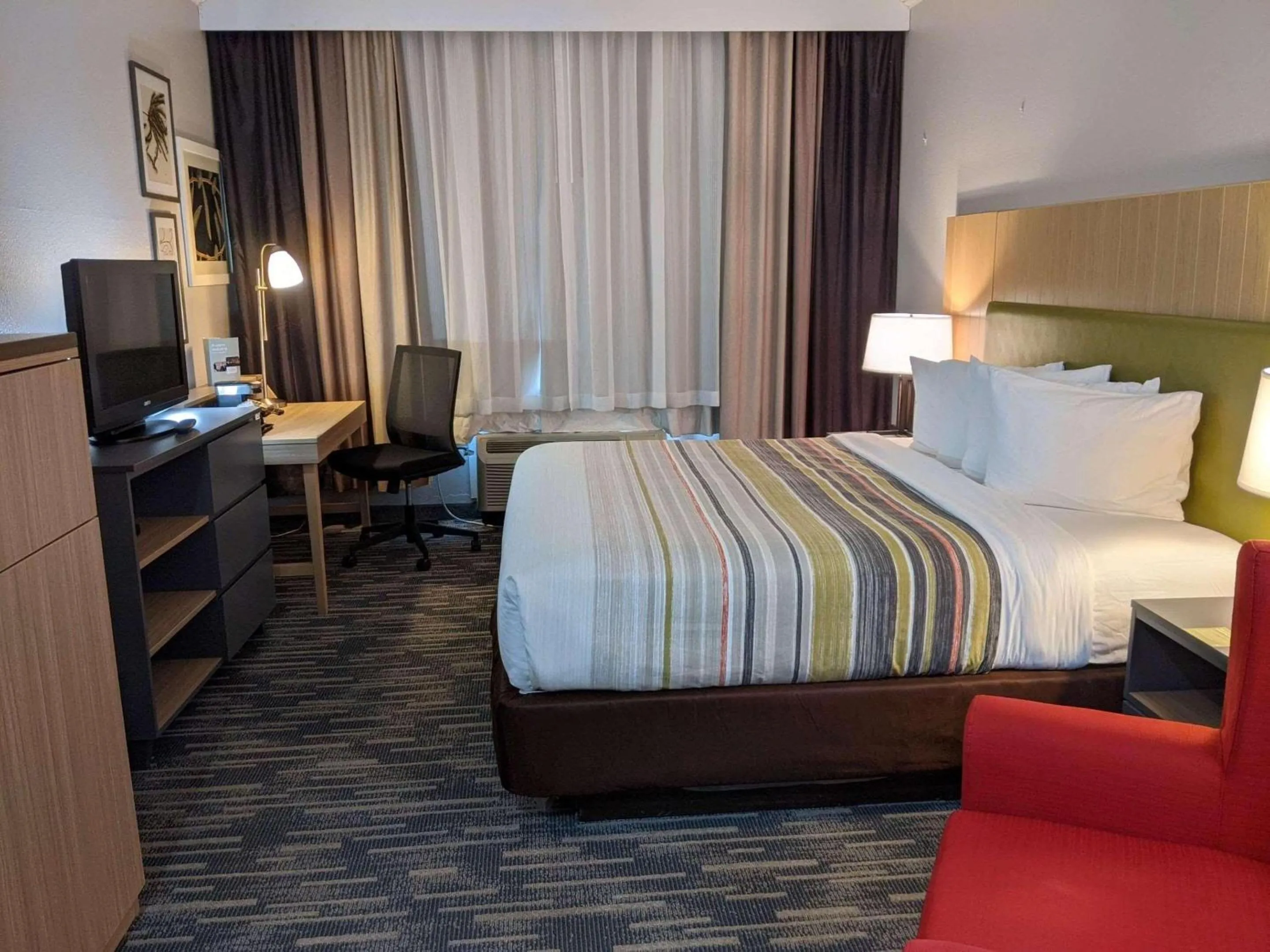 Bedroom, Bed in Country Inn & Suites by Radisson, Nashville, TN