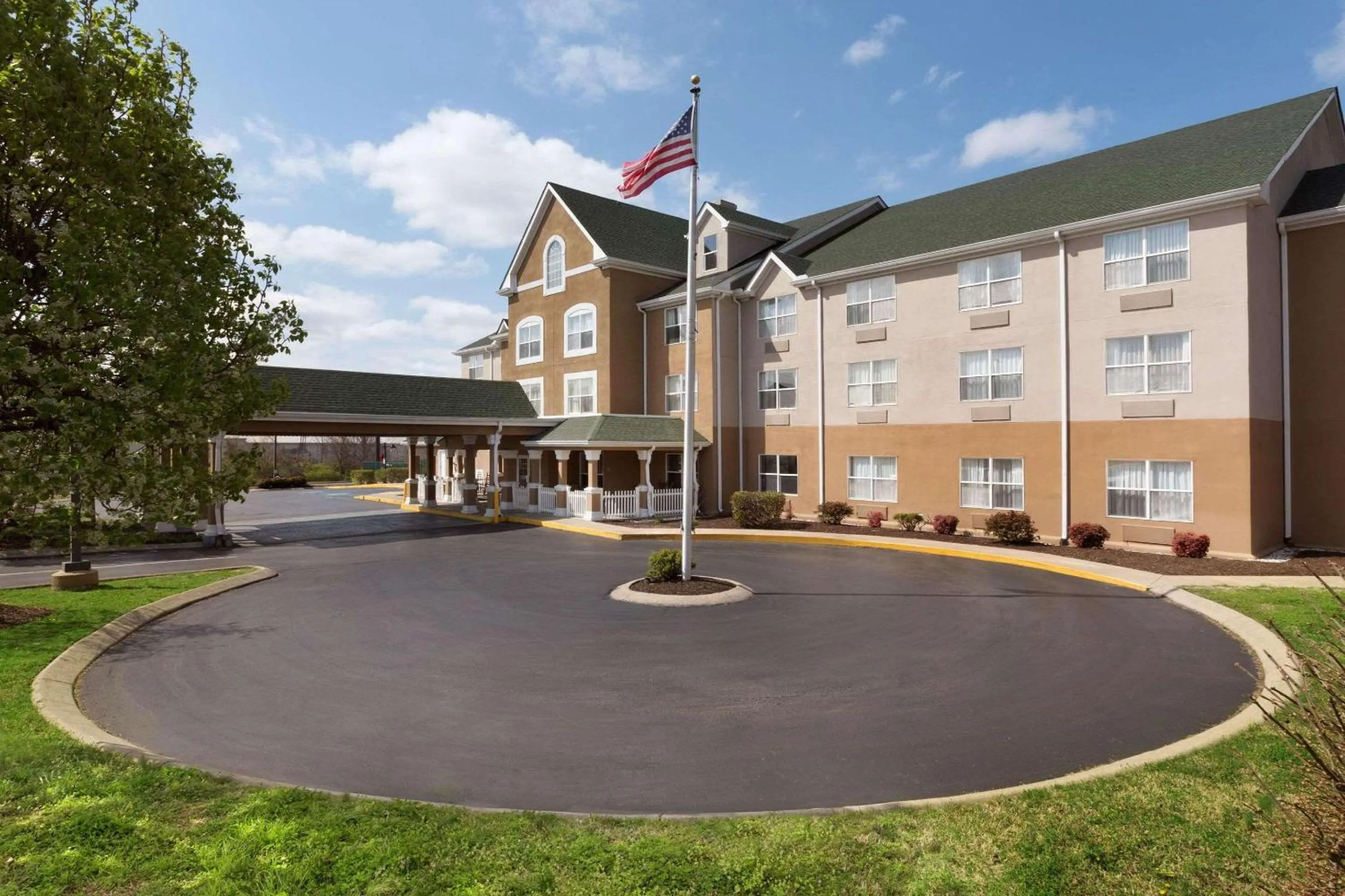 Property building in Country Inn & Suites by Radisson, Nashville, TN