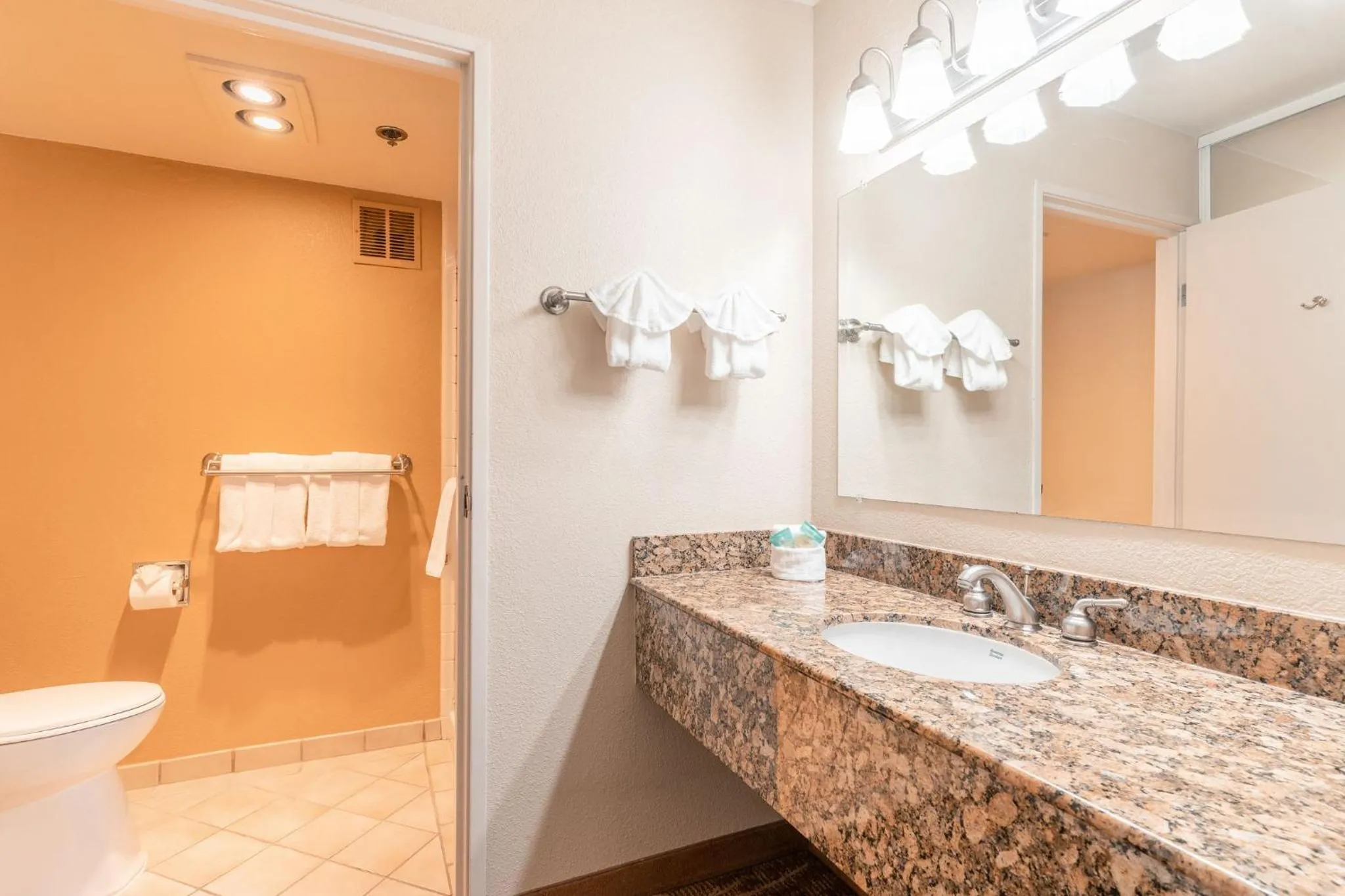 Bathroom in Governors Inn Hotel Sacramento