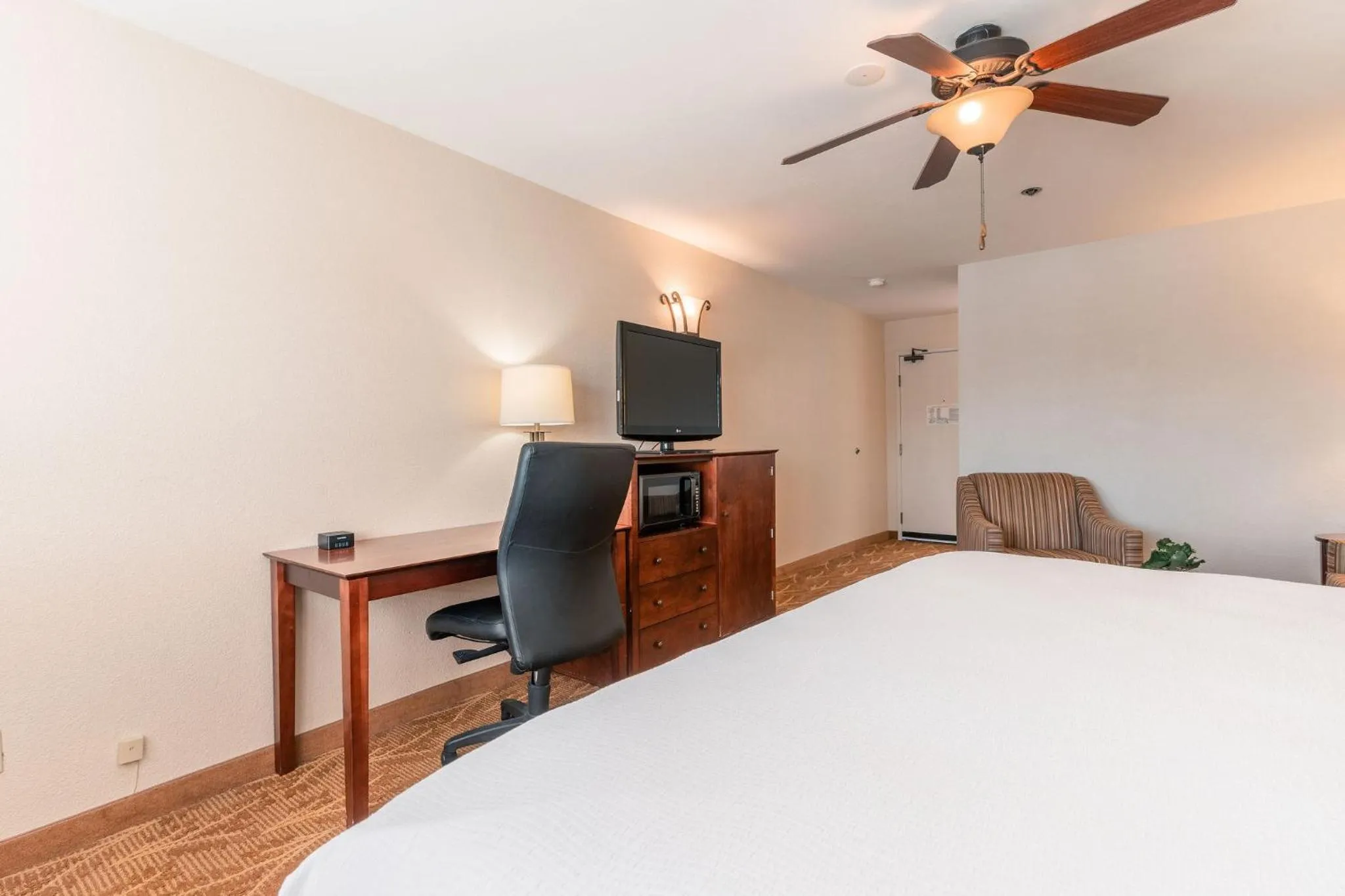 Bedroom, Bed in Governors Inn Hotel Sacramento