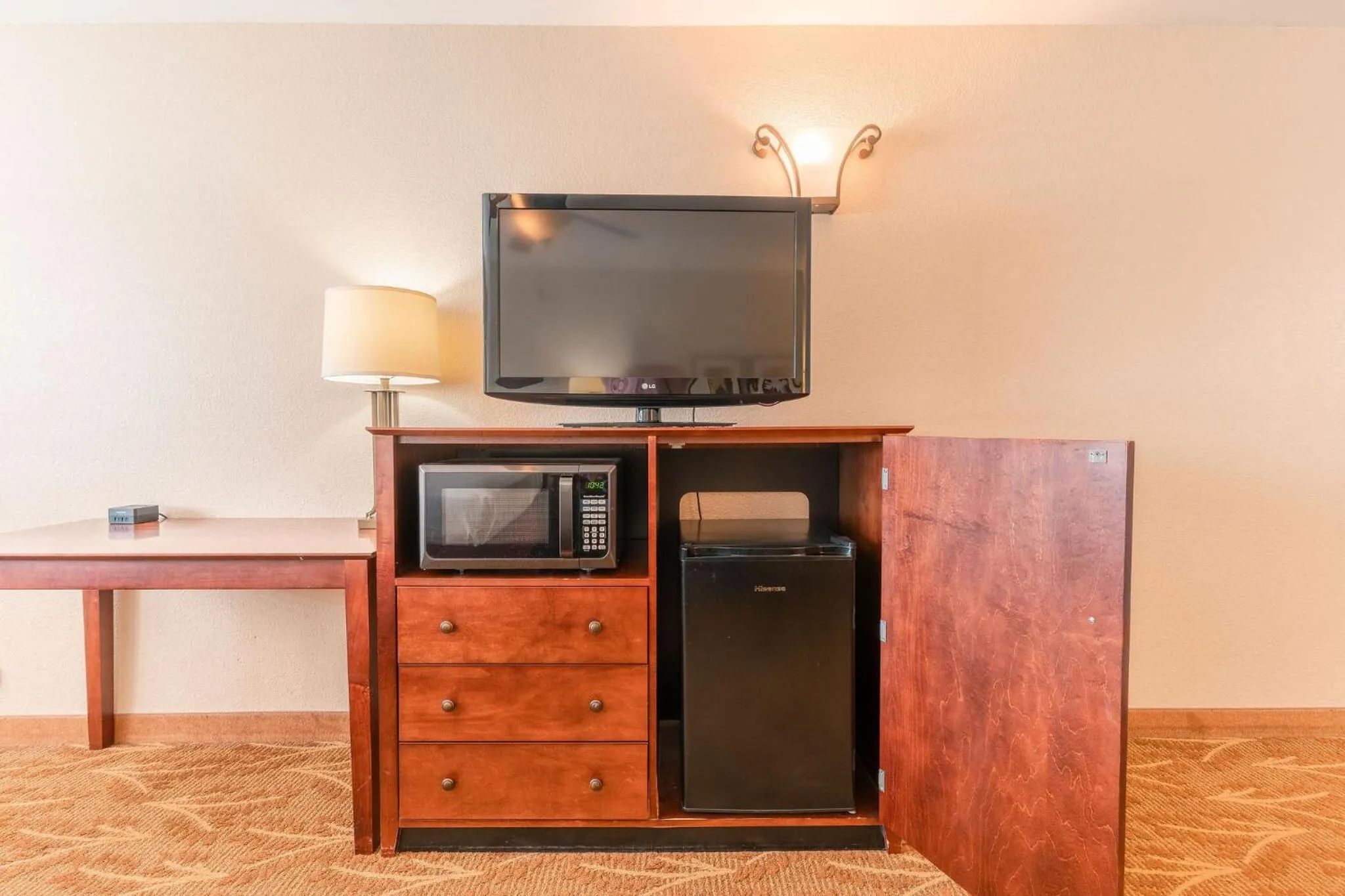 microwave in Governors Inn Hotel Sacramento