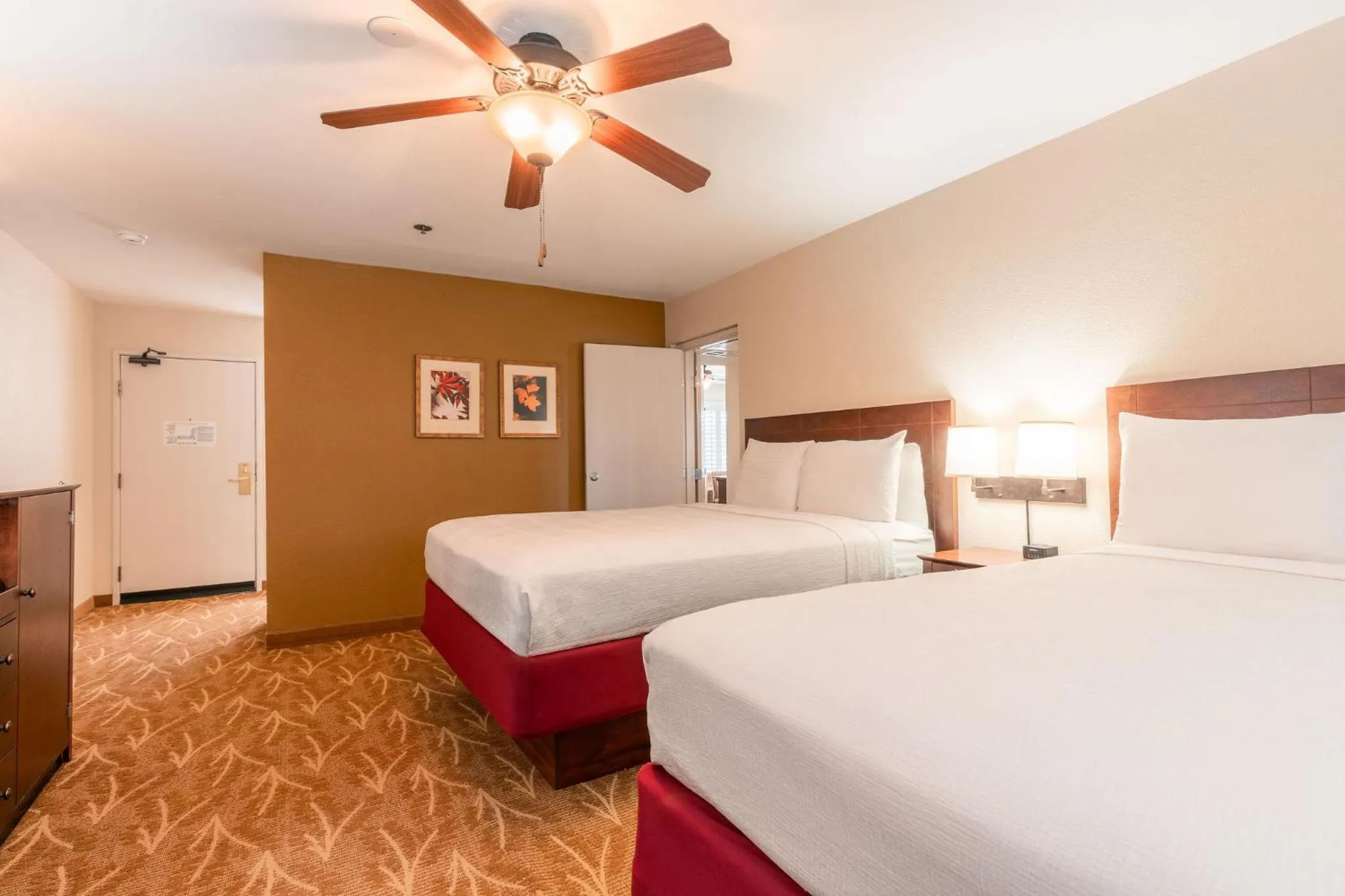 Bed in Governors Inn Hotel Sacramento