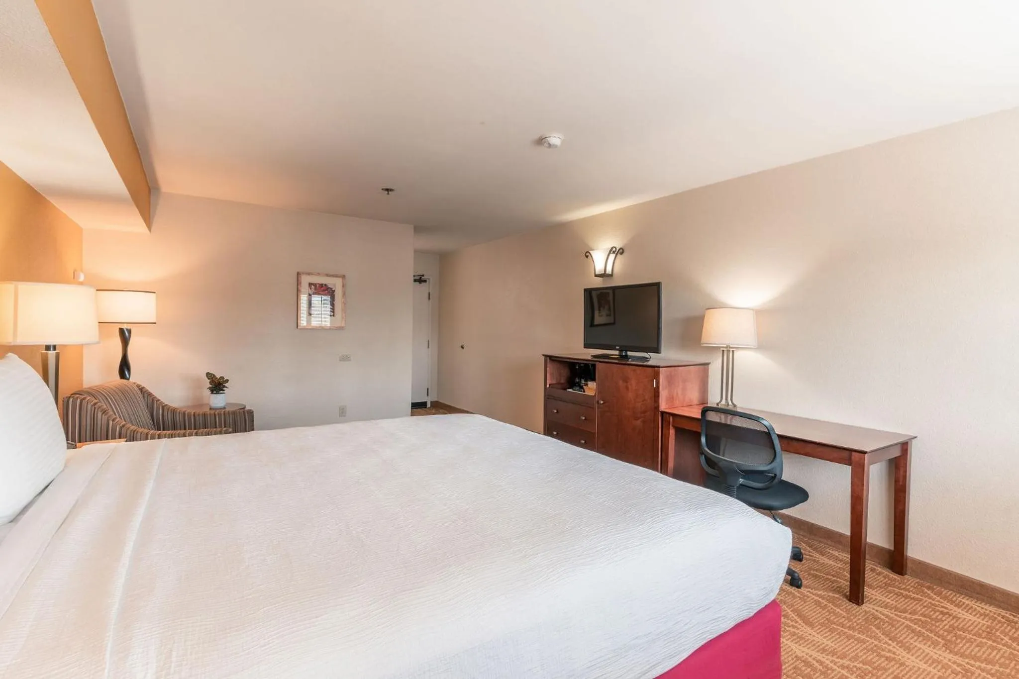 TV and multimedia, Bed in Governors Inn Hotel Sacramento