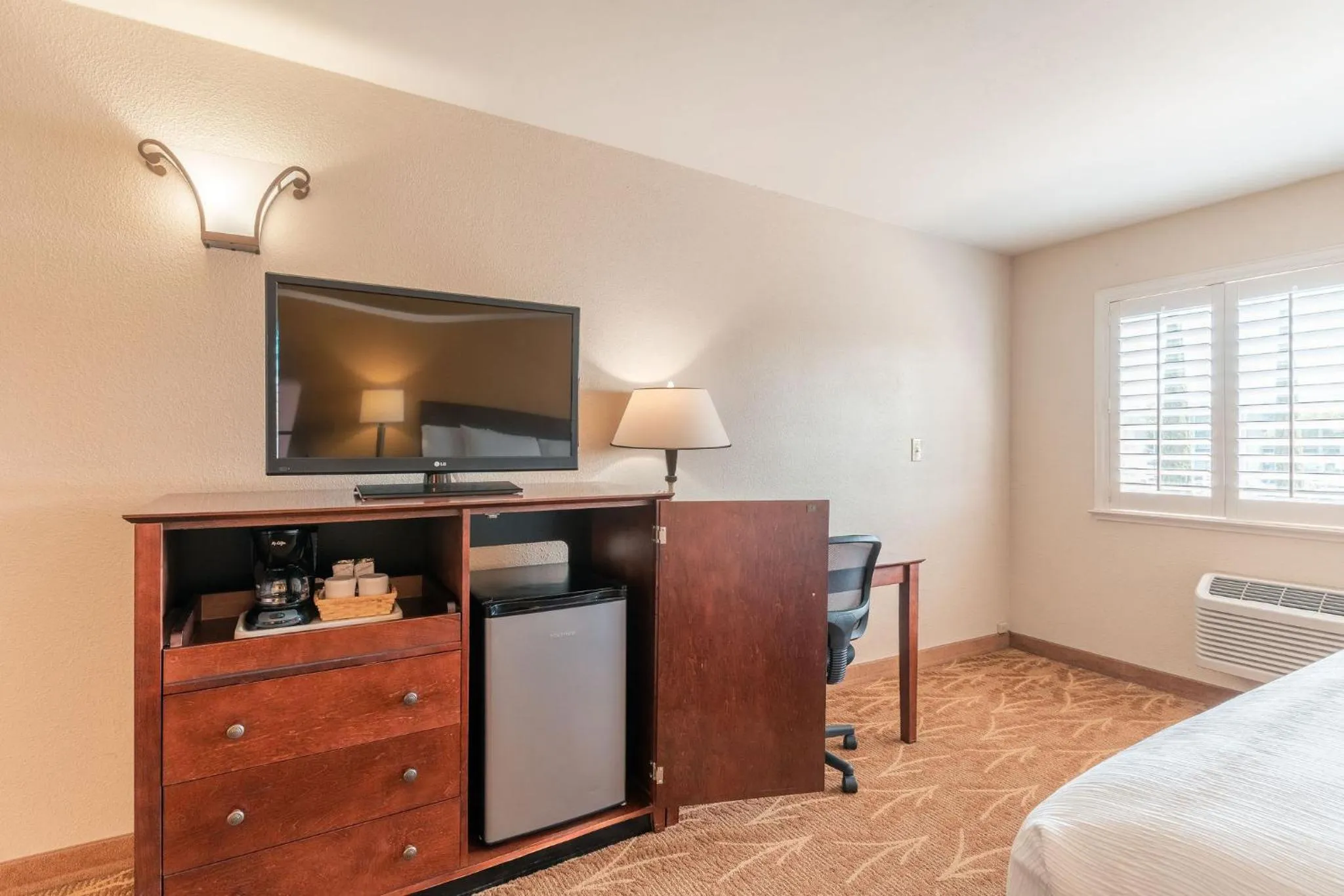 TV and multimedia, Bed in Governors Inn Hotel Sacramento