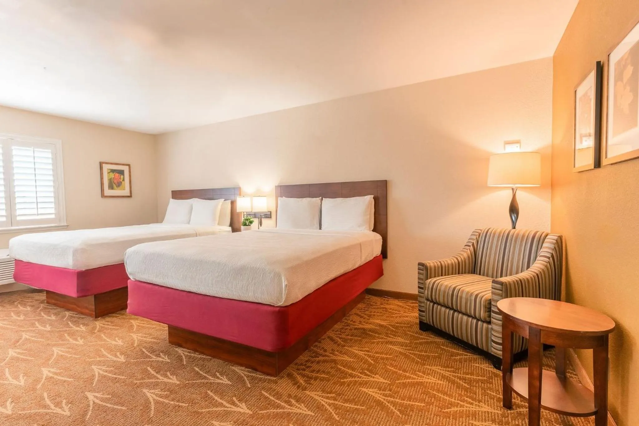 Bed in Governors Inn Hotel Sacramento