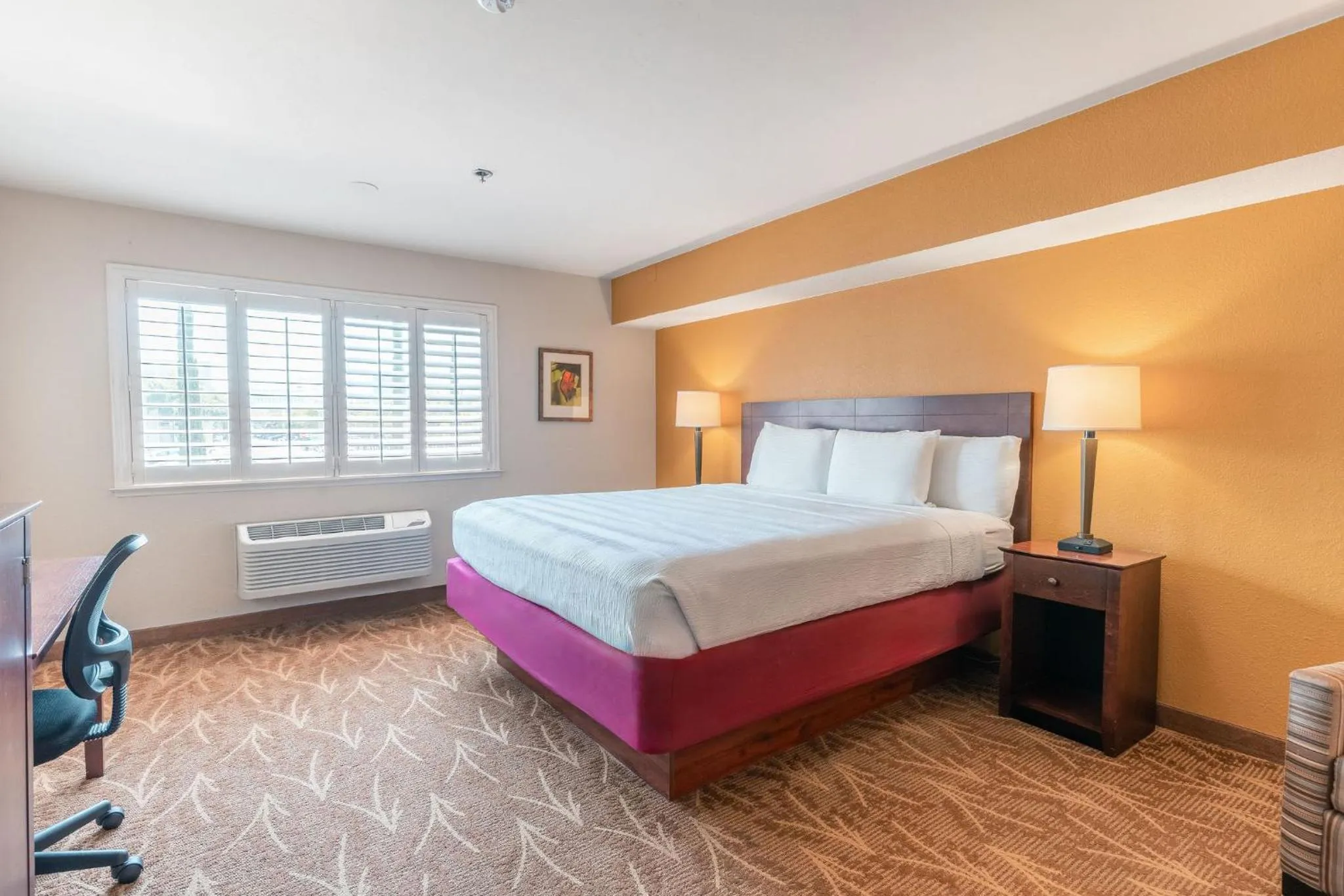 Bed in Governors Inn Hotel Sacramento