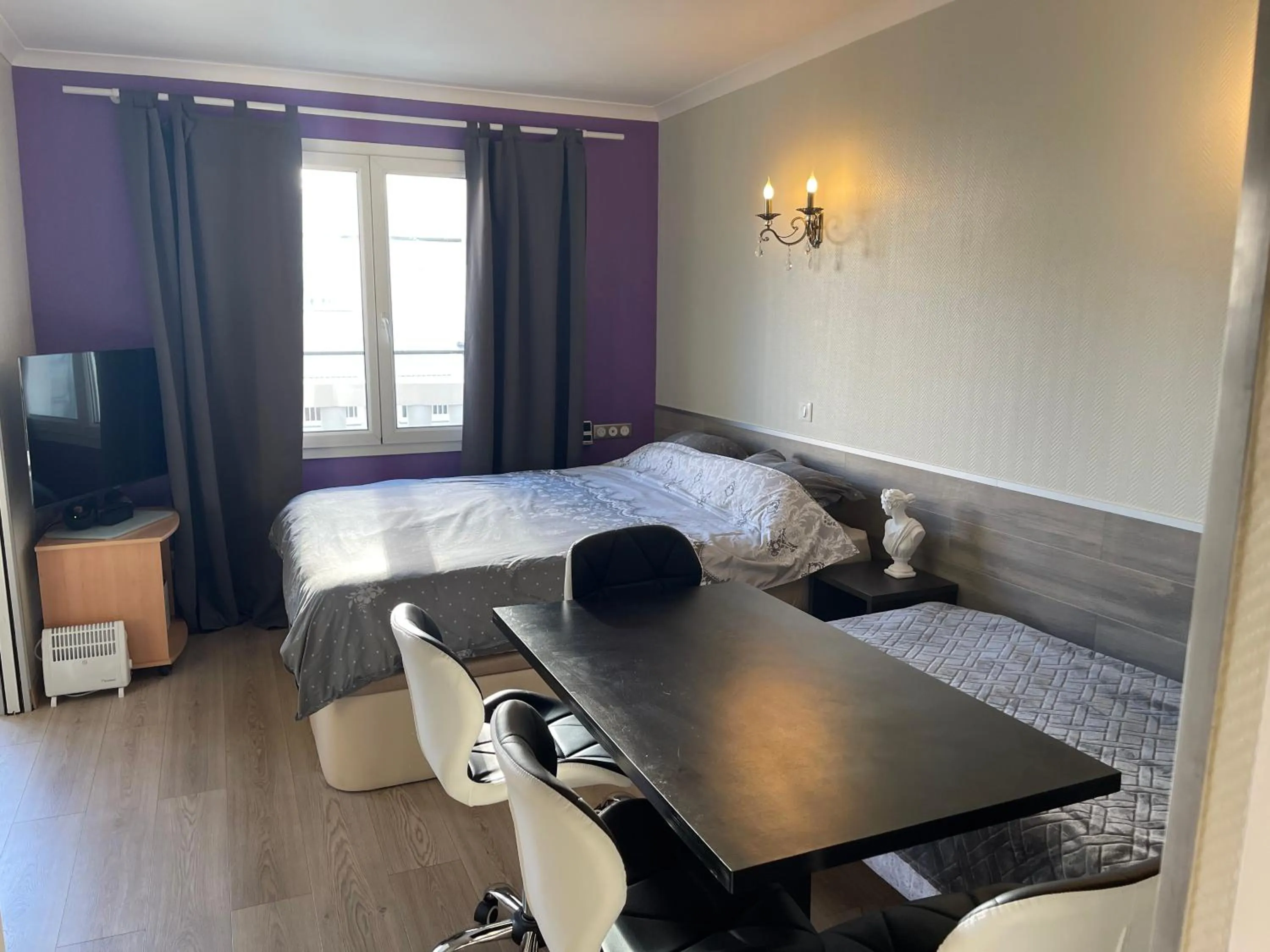 Photo of the whole room, Bed in ALTAMIRA (Paris Expo - Porte de Versailles)