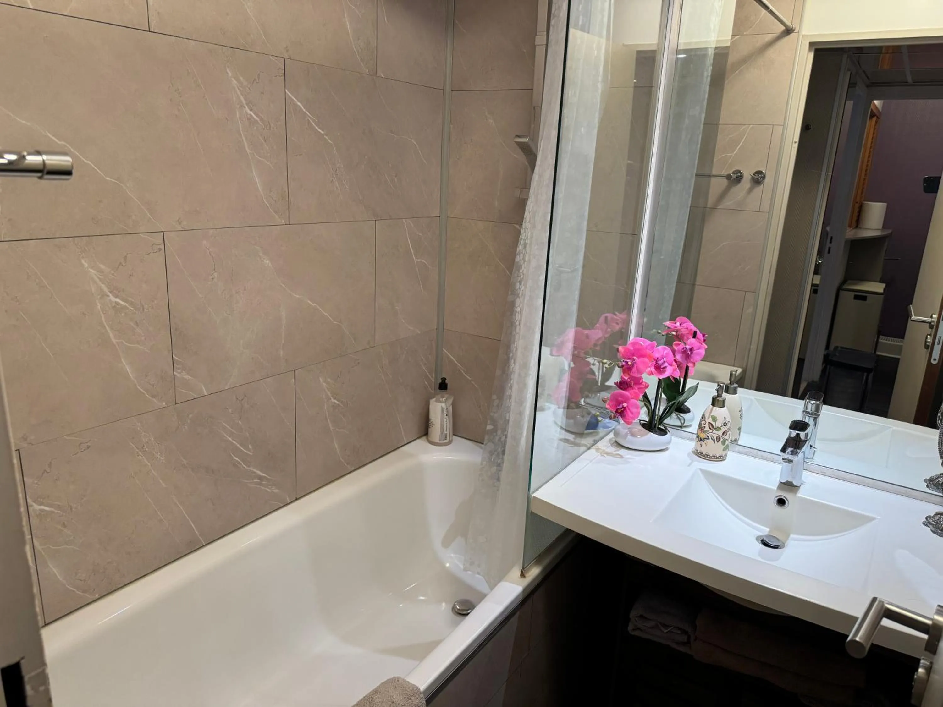 Bathroom in ALTAMIRA (Paris Expo - Porte de Versailles)