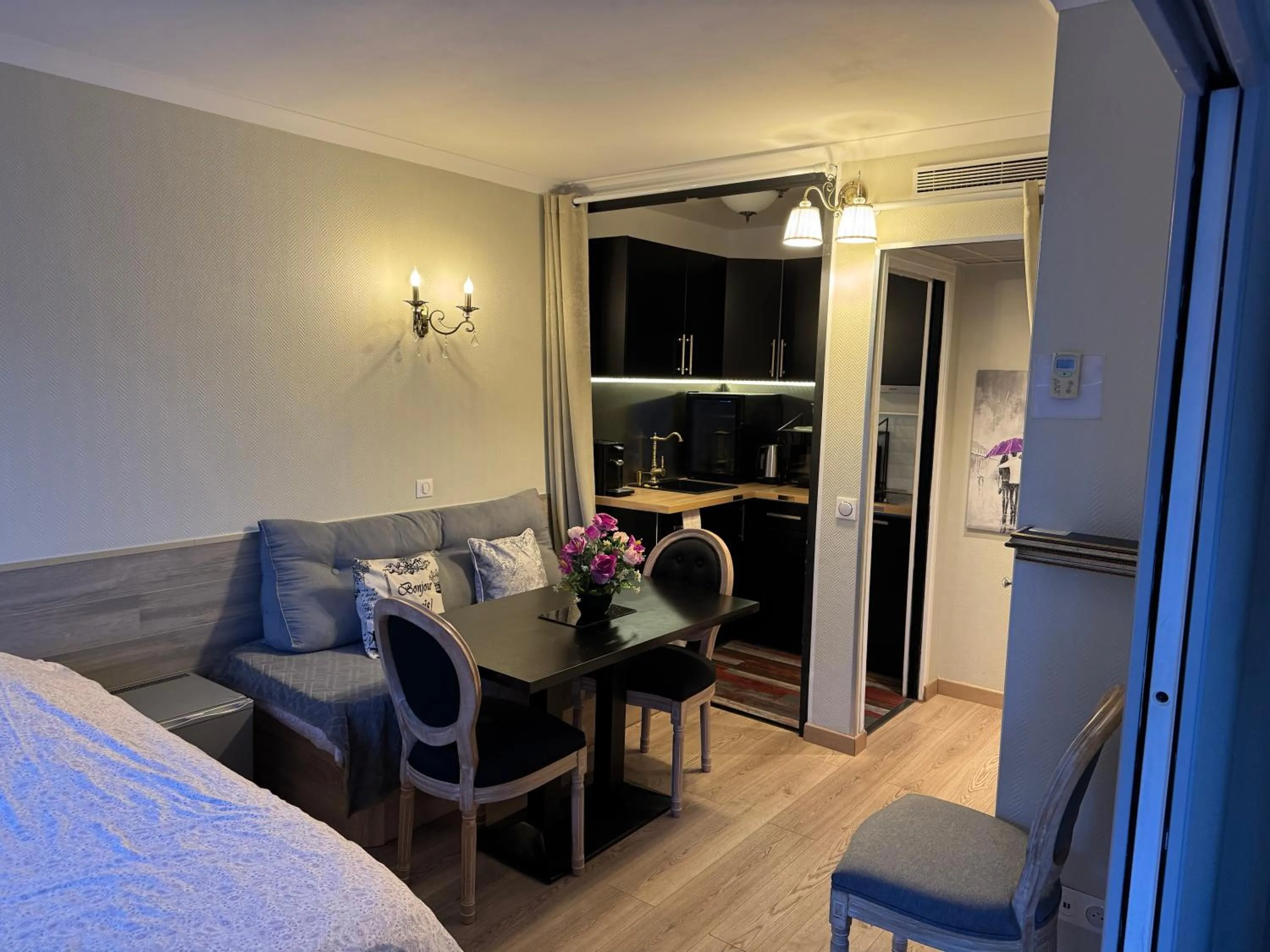 Photo of the whole room, Bed in ALTAMIRA (Paris Expo - Porte de Versailles)