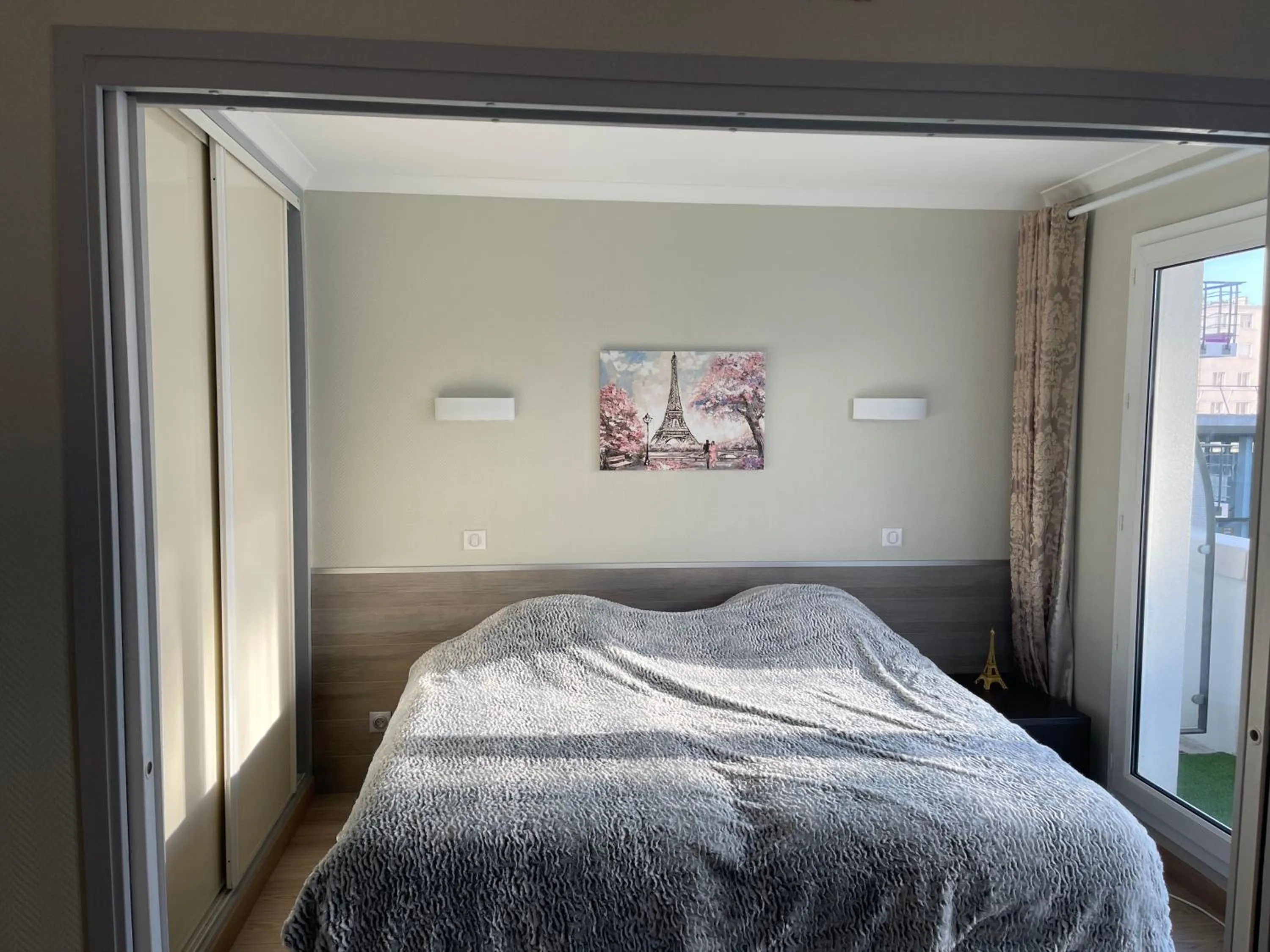 Photo of the whole room, Bed in ALTAMIRA (Paris Expo - Porte de Versailles)