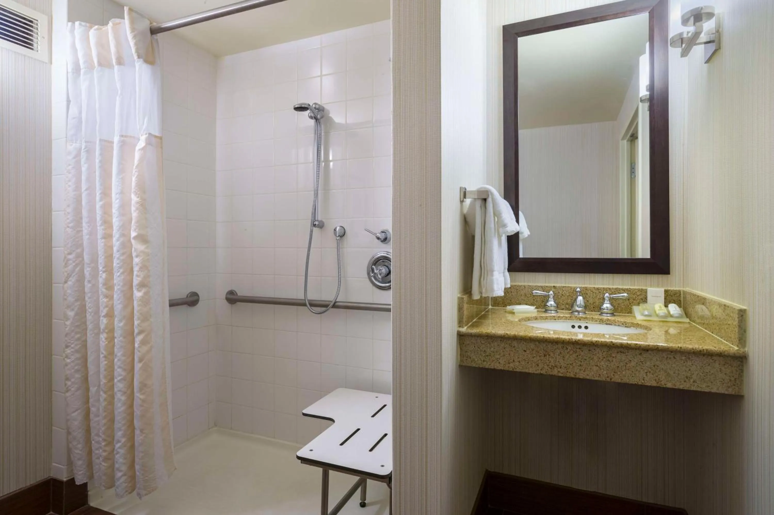 Bed in Hilton Garden Inn Edison/Raritan Center