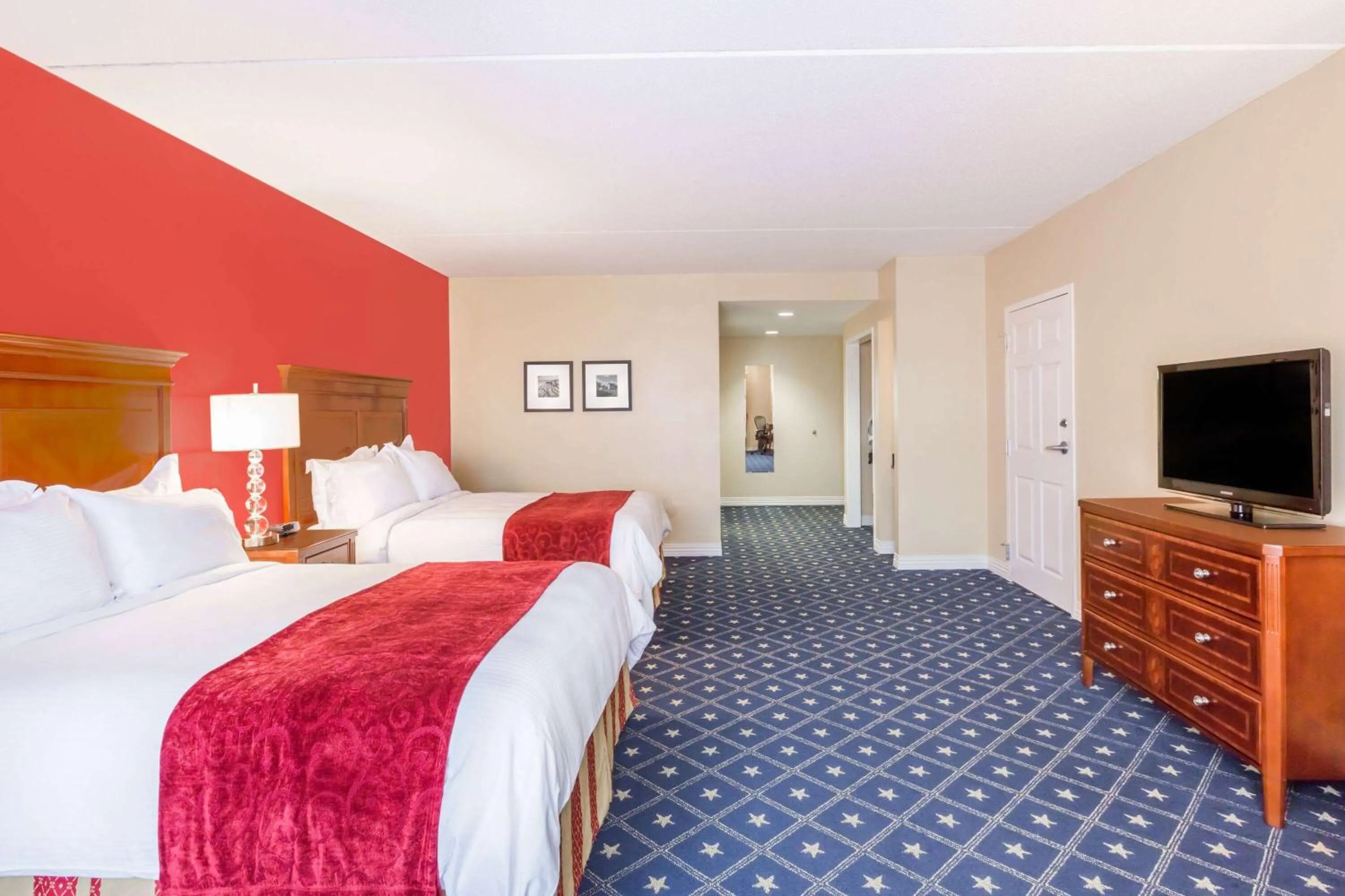 Photo of the whole room, Bed in Wyndham Gettysburg Hotel & Conference Center