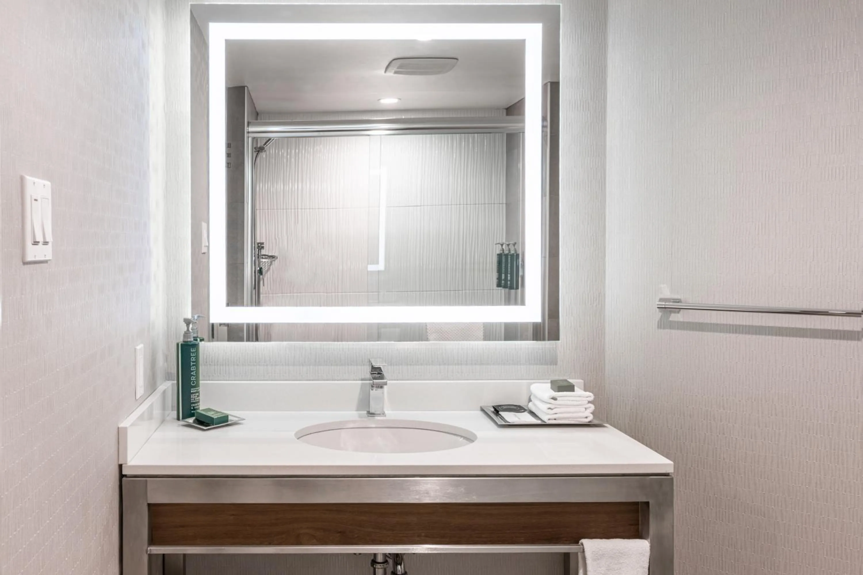 Shower in Hilton Montreal/Laval