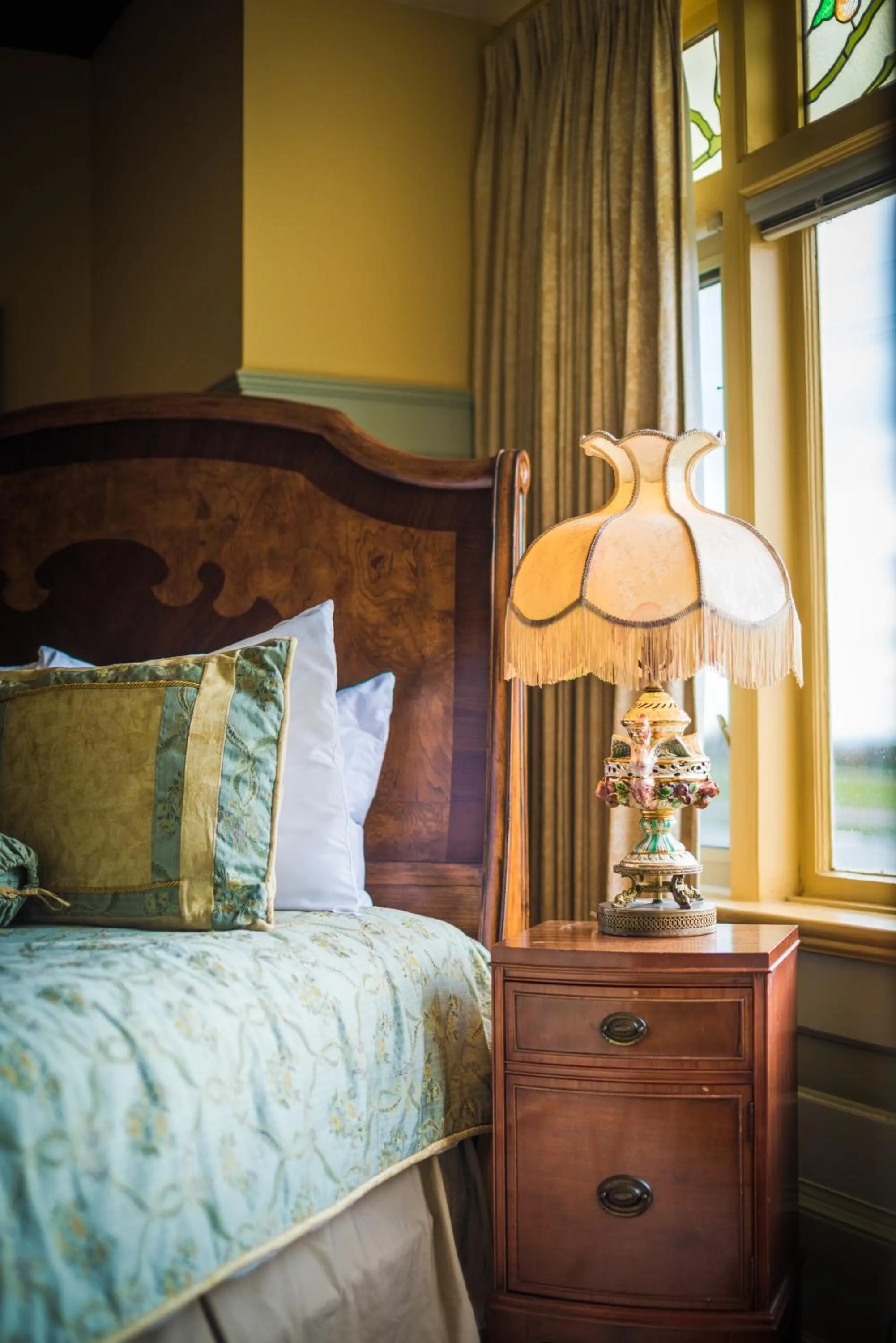 Bed in Dashwood Manor Seaside Bed & Breakfast