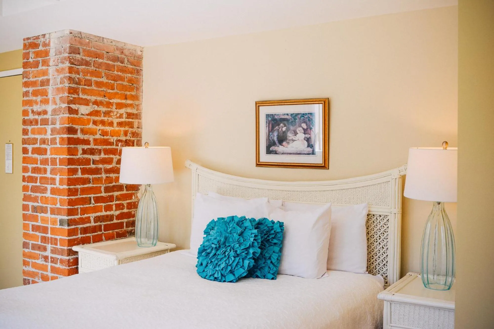 Bed in Dashwood Manor Seaside Bed & Breakfast