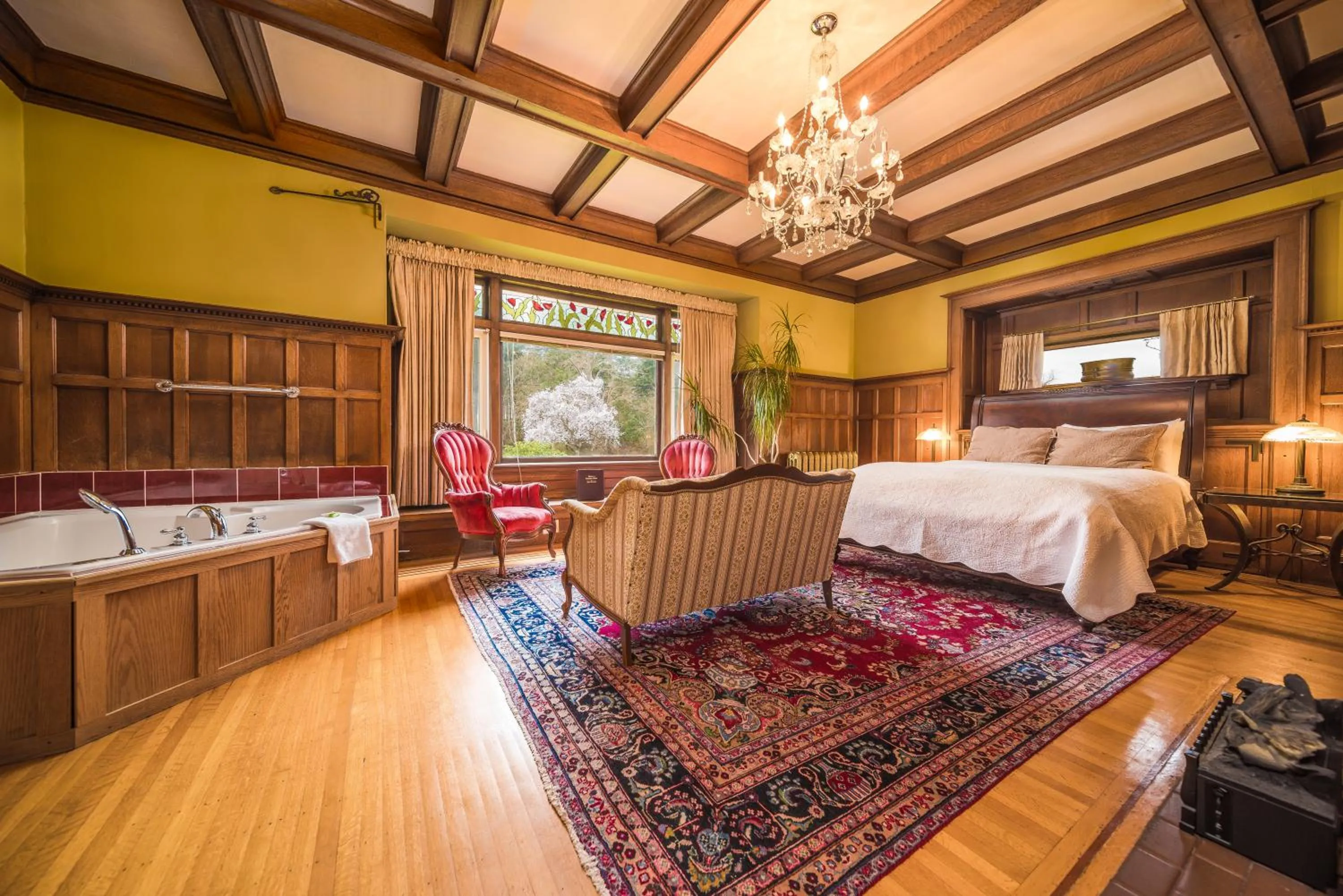 Bed in Dashwood Manor Seaside Bed & Breakfast