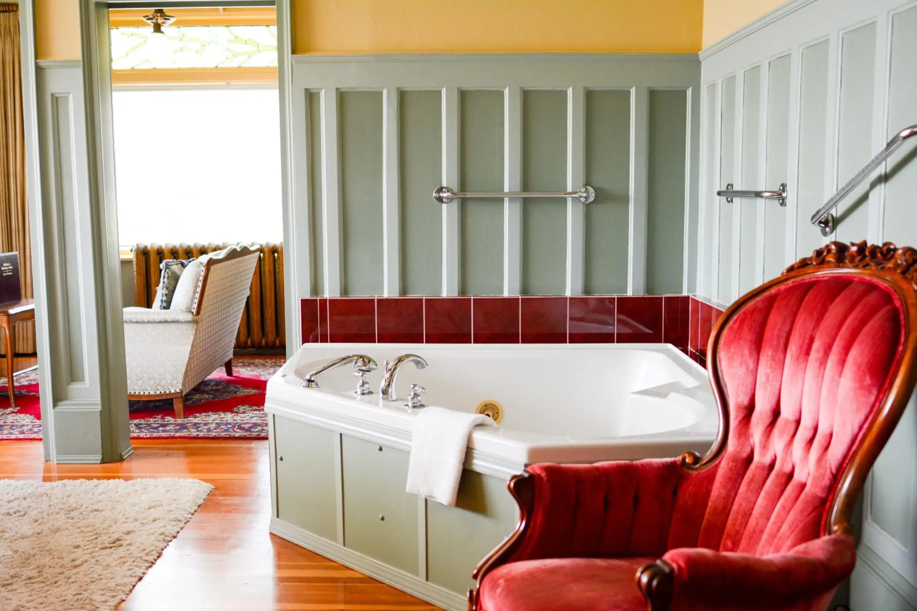 Oxford Grand in Dashwood Manor Seaside Bed & Breakfast Oxford Grand in Dashwood Manor Seaside Bed & Breakfast