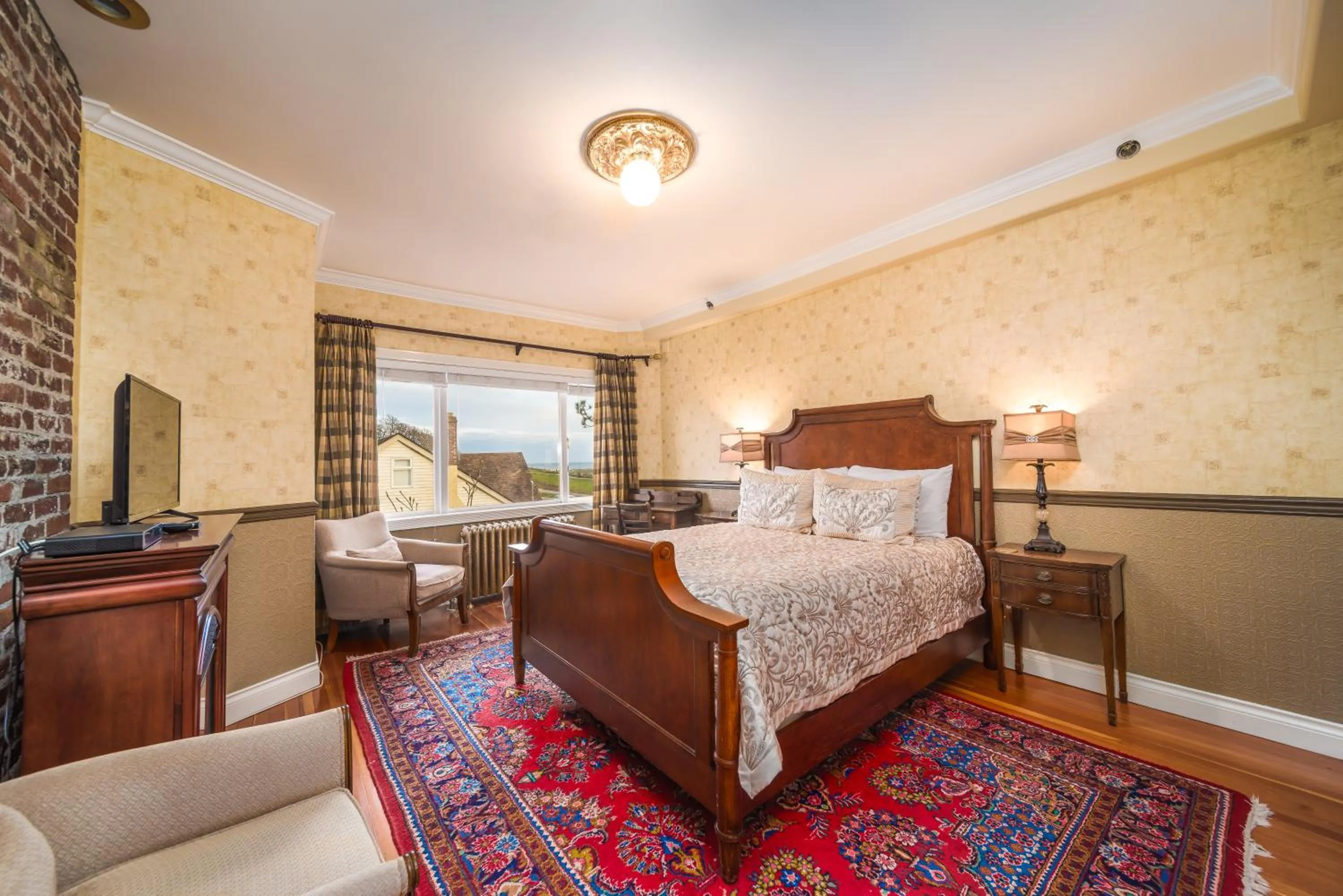 Bed in Dashwood Manor Seaside Bed & Breakfast