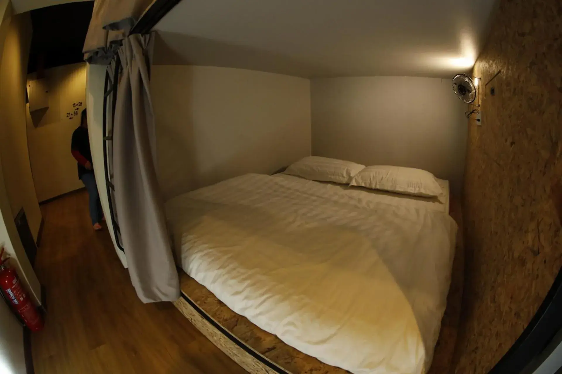 Double Bed in Mixed Dormitory Room in Sleepbox Hotel Double Bed in Mixed Dormitory Room in Sleepbox Hotel