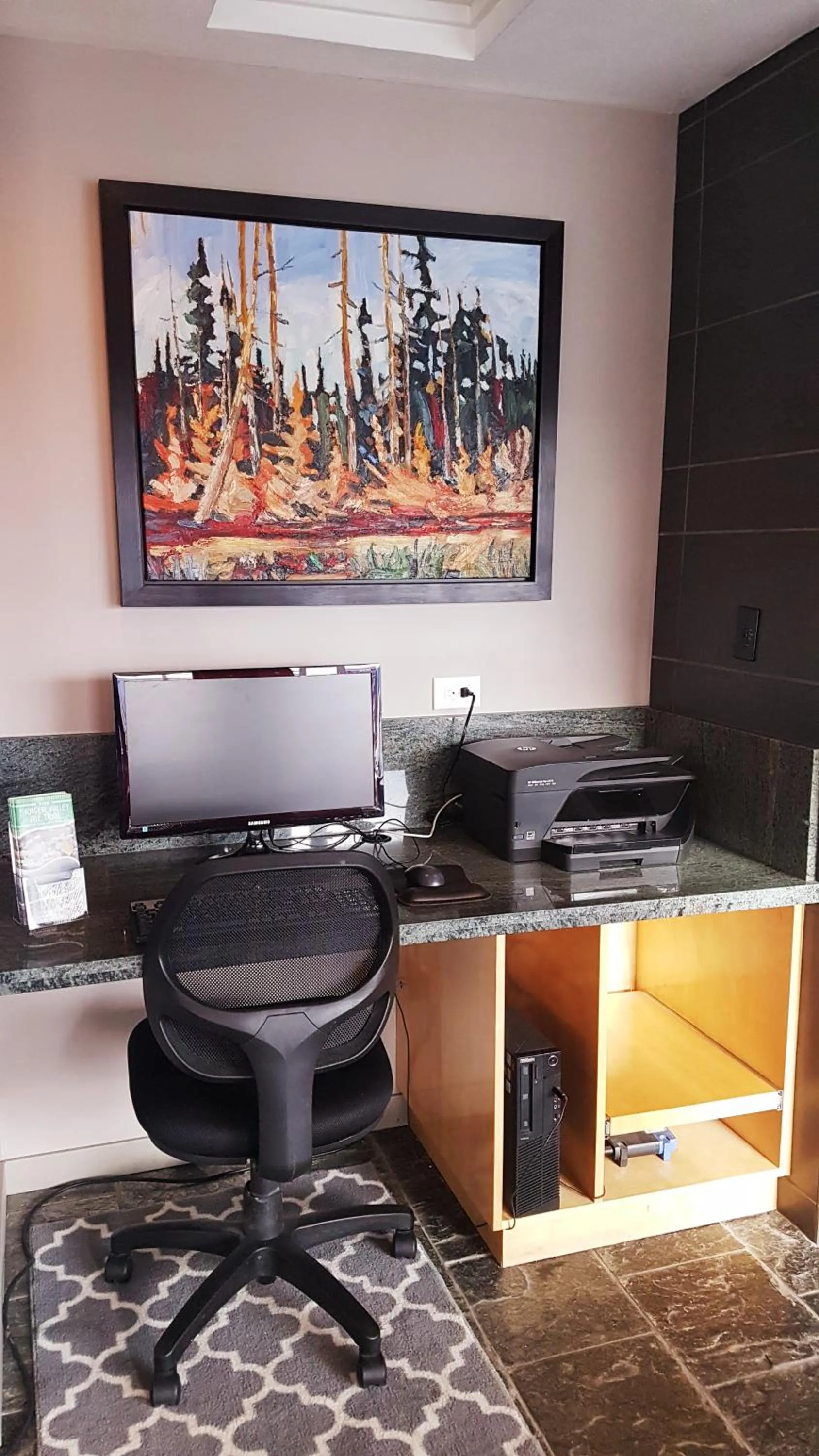 Business facilities, TV/Entertainment Center in Travelodge by Wyndham Abbotsford Bakerview