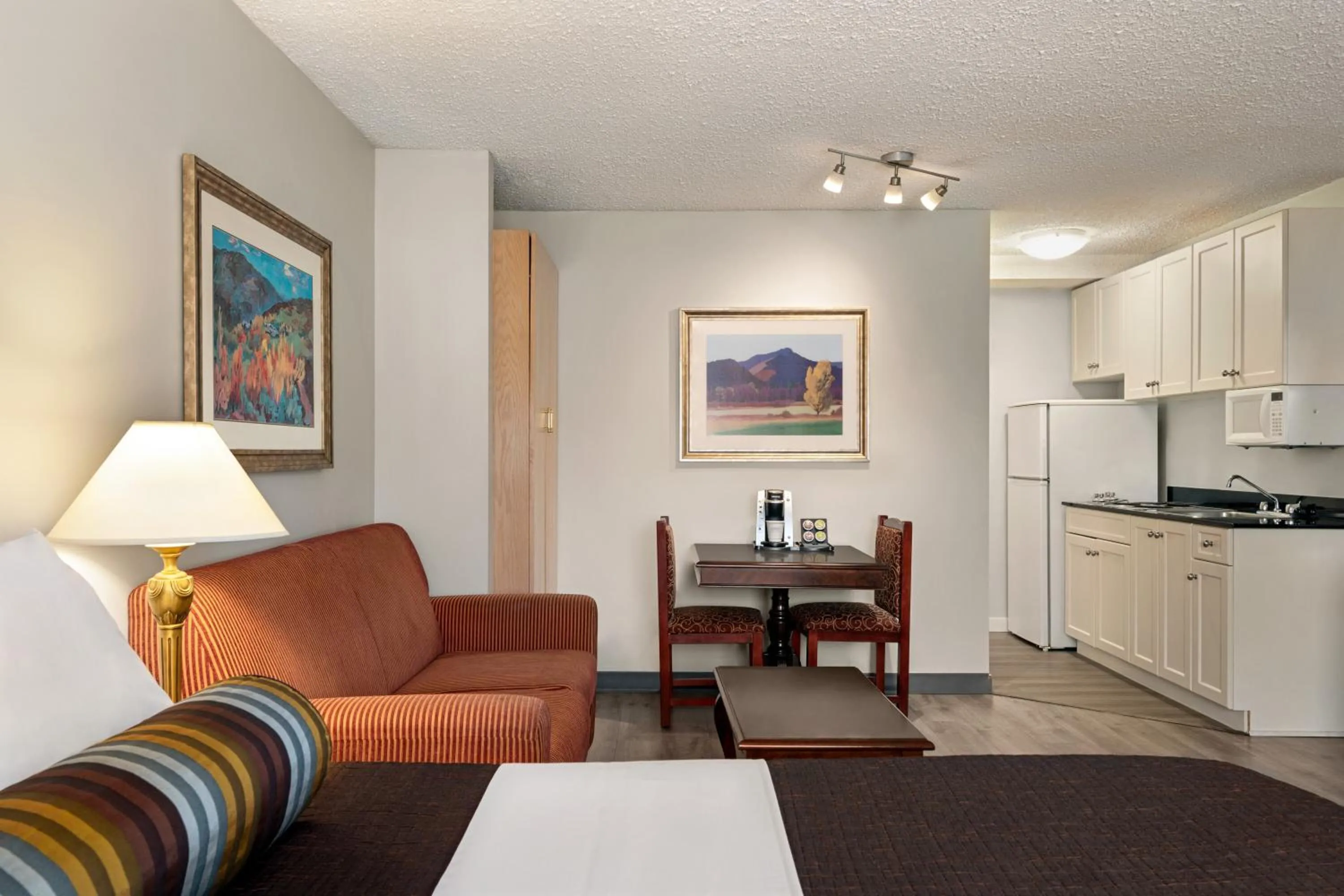 Seating Area in Travelodge by Wyndham Abbotsford Bakerview