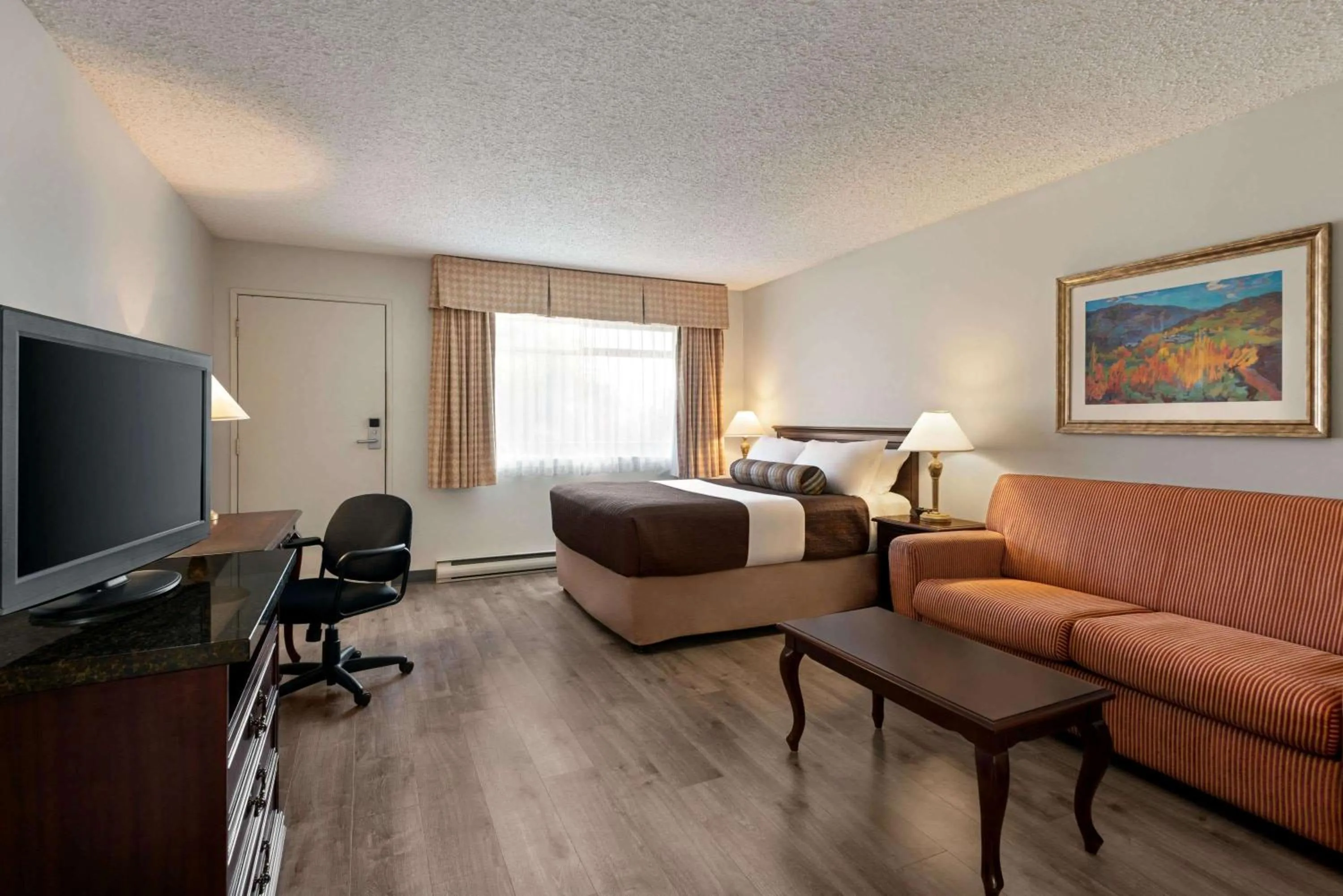 Kitchen or kitchenette, TV/Entertainment Center in Travelodge by Wyndham Abbotsford Bakerview