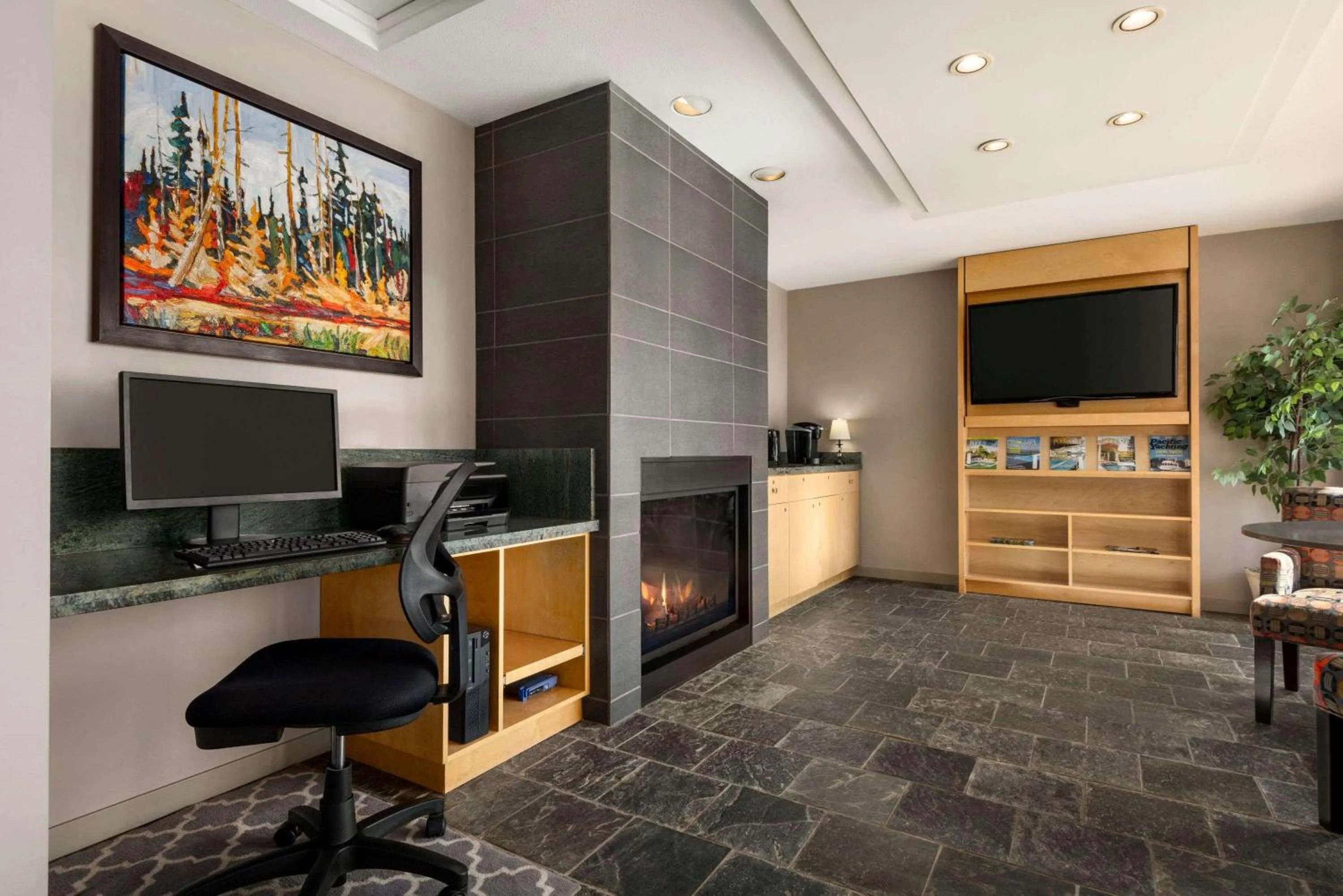 On site, TV/Entertainment Center in Travelodge by Wyndham Abbotsford Bakerview