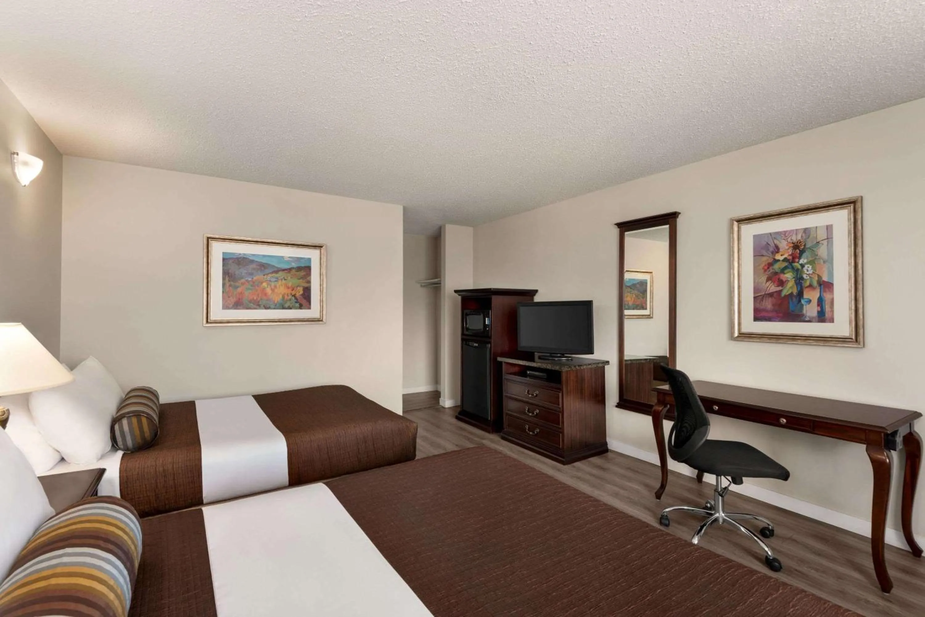 Photo of the whole room, TV/Entertainment Center in Travelodge by Wyndham Abbotsford Bakerview