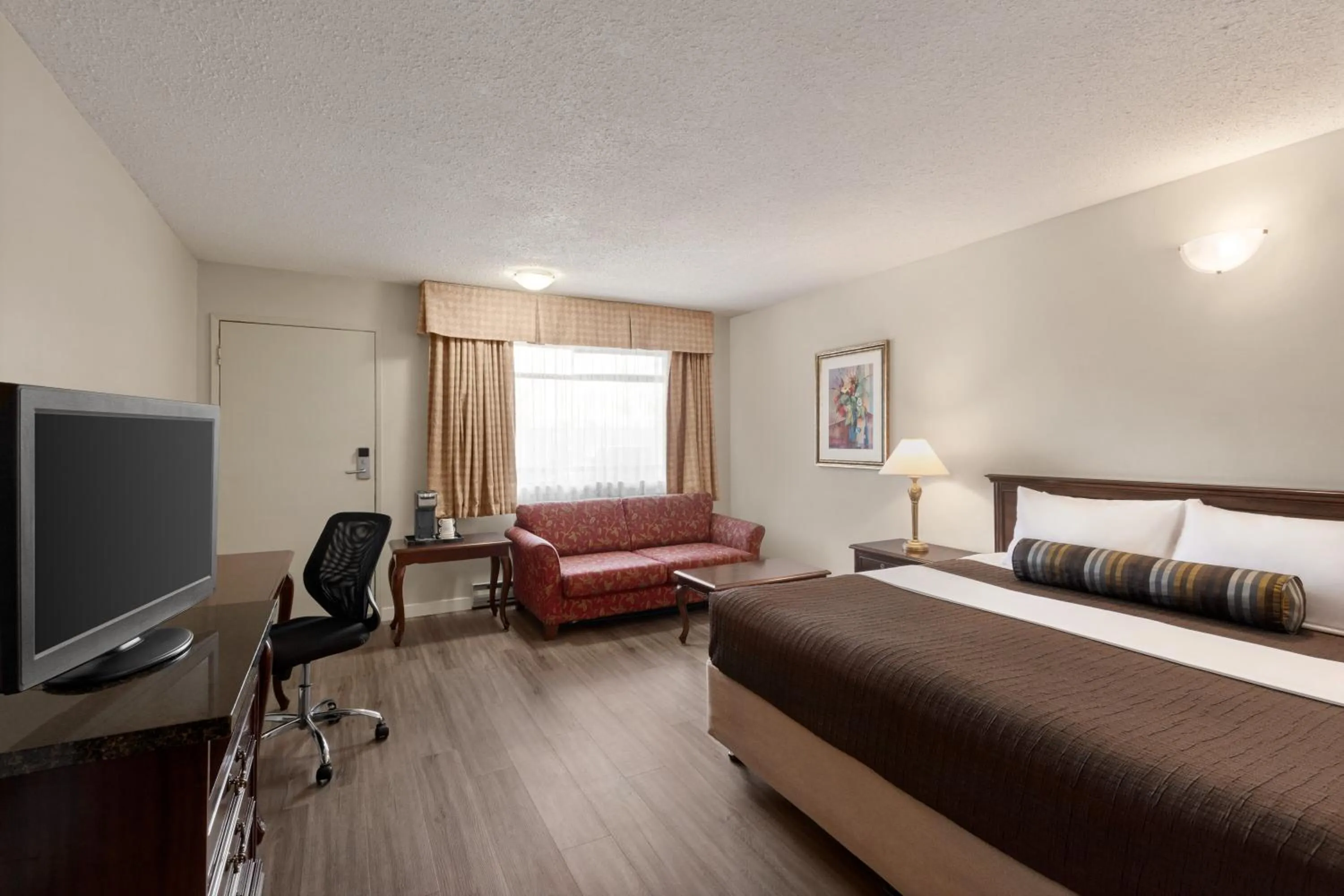 Seating Area in Travelodge by Wyndham Abbotsford Bakerview