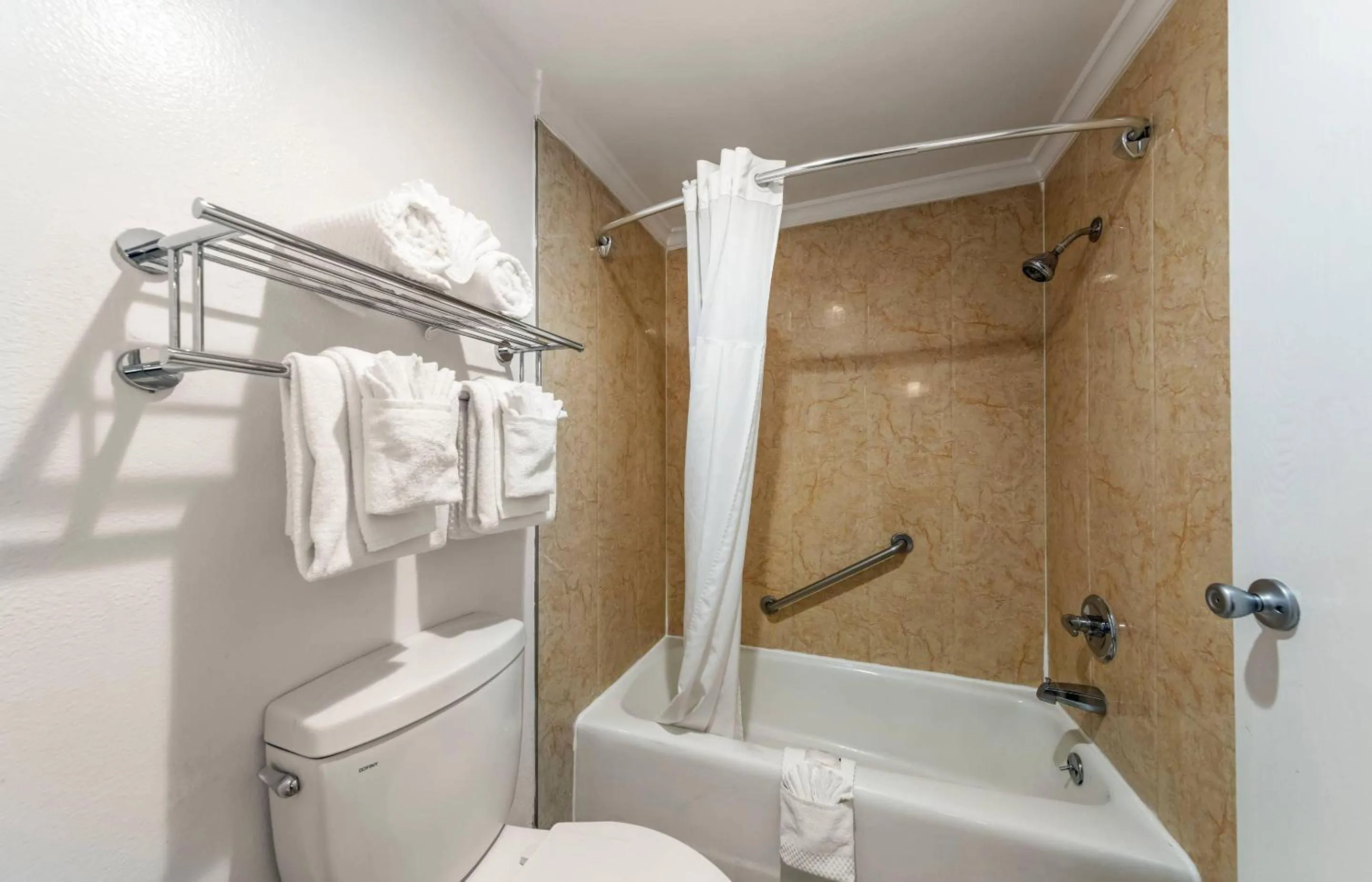 Bedroom in Quality Inn Long Beach - Signal Hill