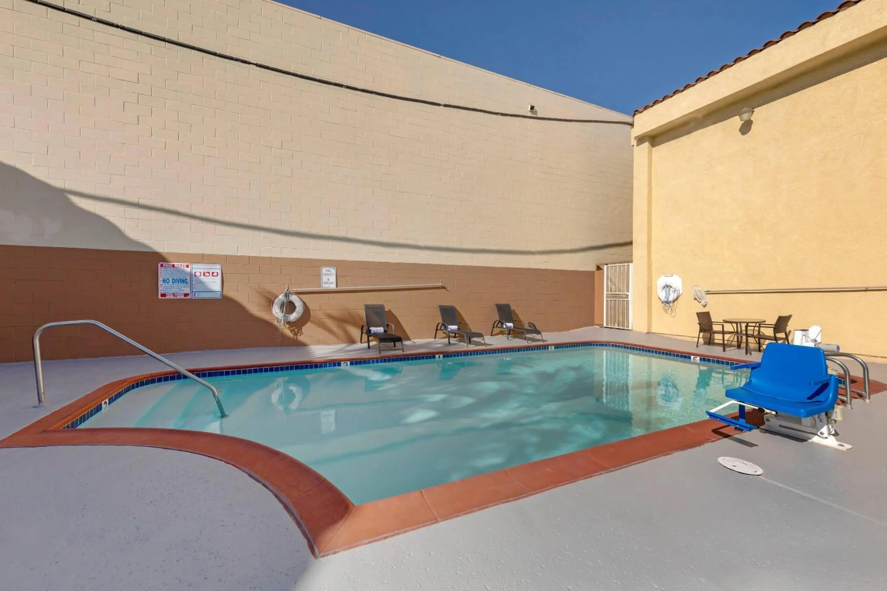 Swimming pool in Quality Inn Long Beach - Signal Hill
