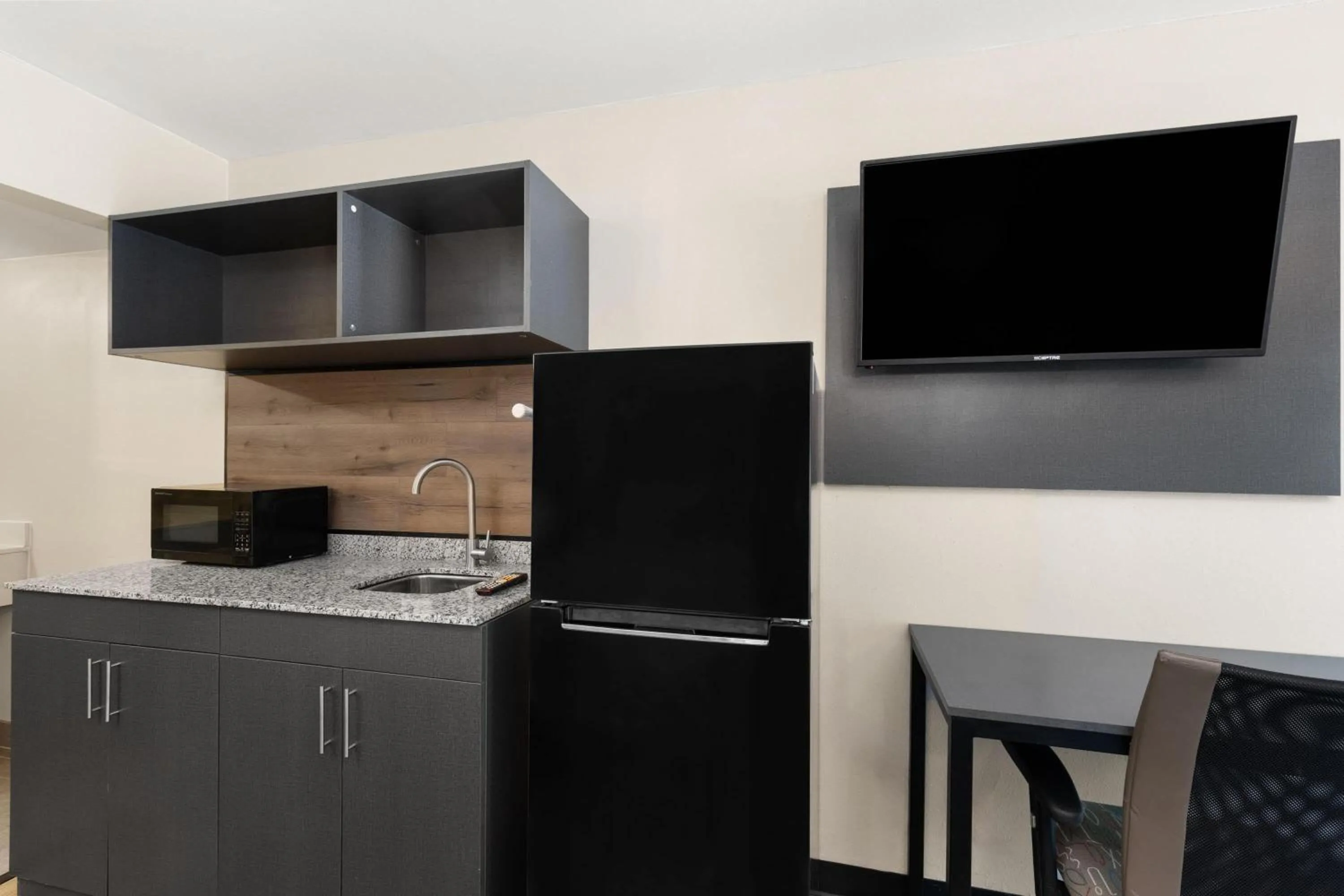 Photo of the whole room in Baymont by Wyndham Dothan