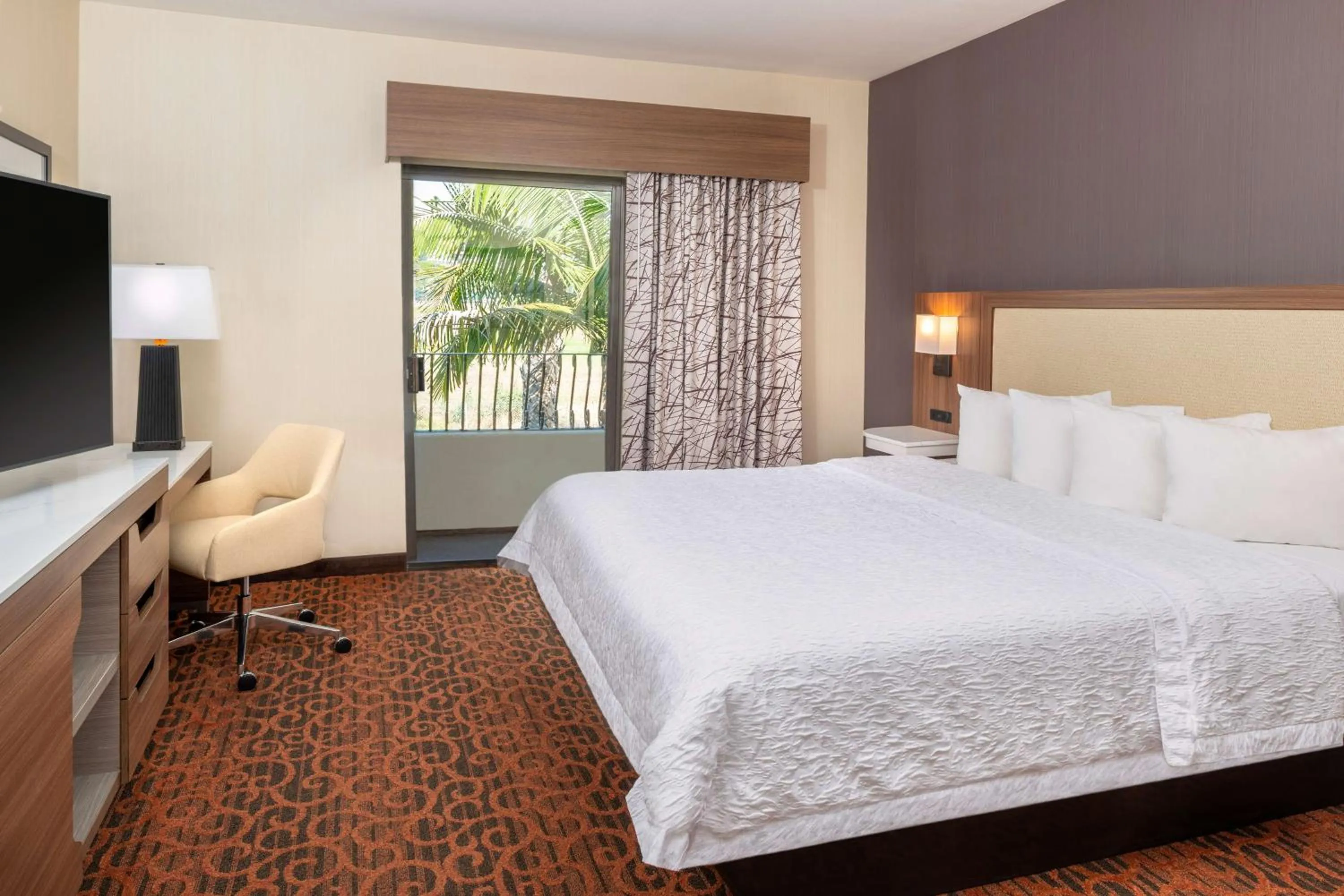 Living room, Bed in Hampton Inn & Suites San Clemente