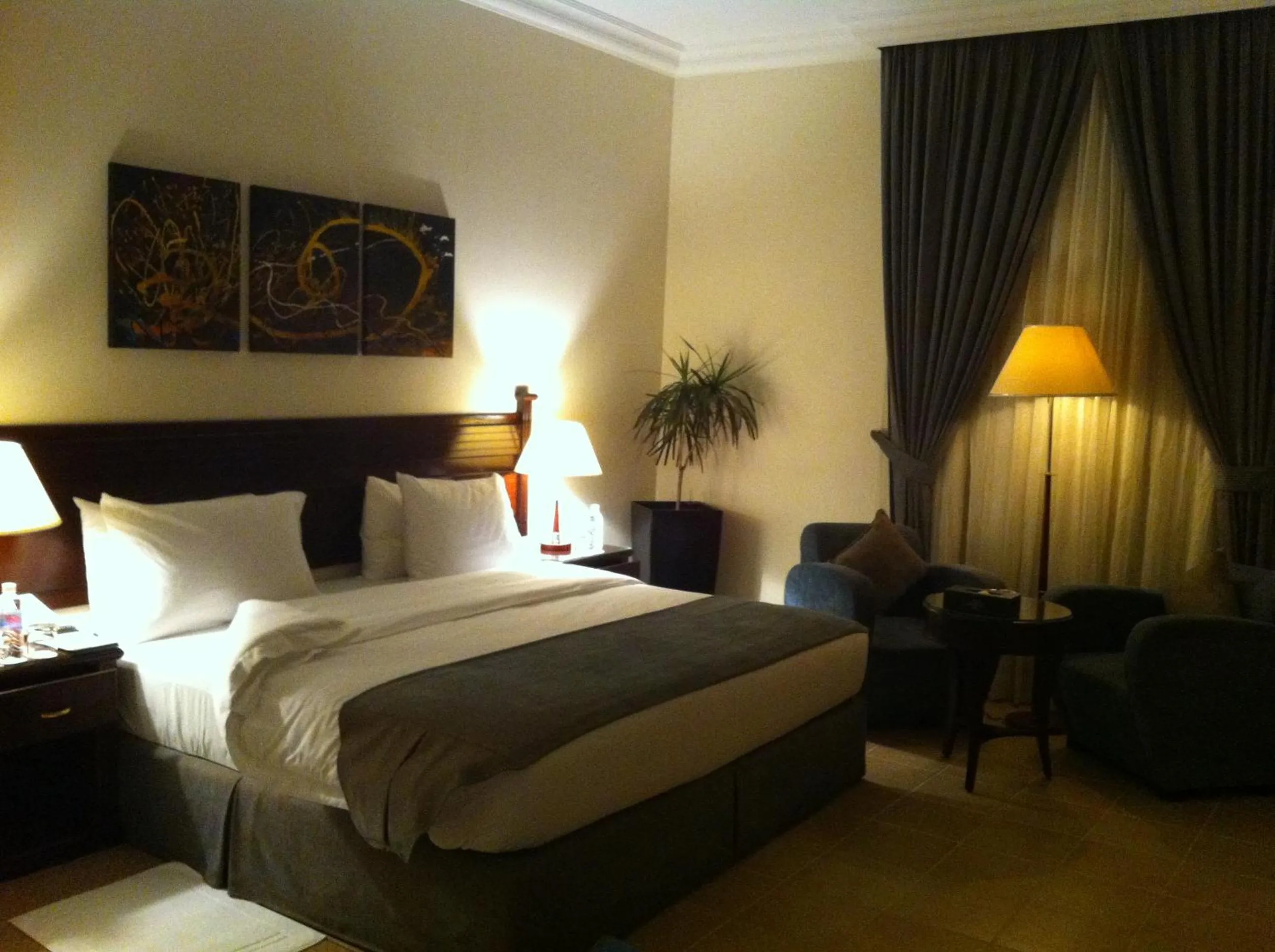 Bedroom, Bed in Executives Hotel - Azizia