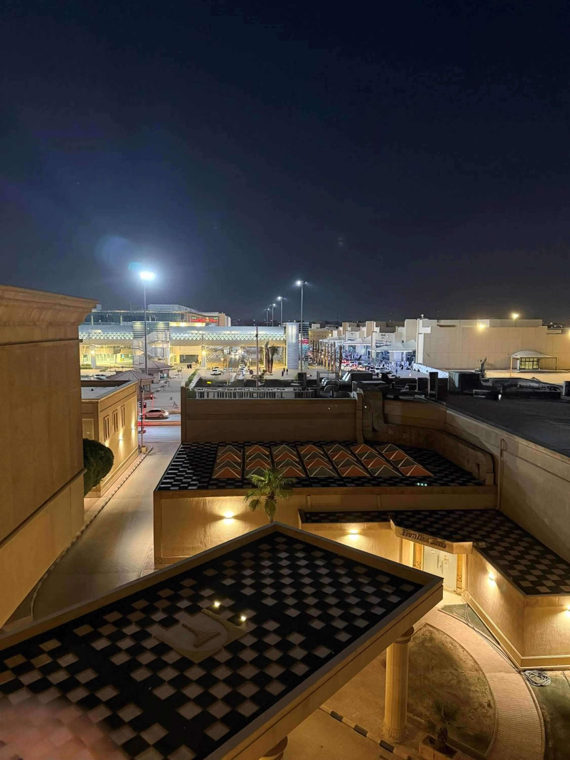 Night in Executives Hotel - Azizia