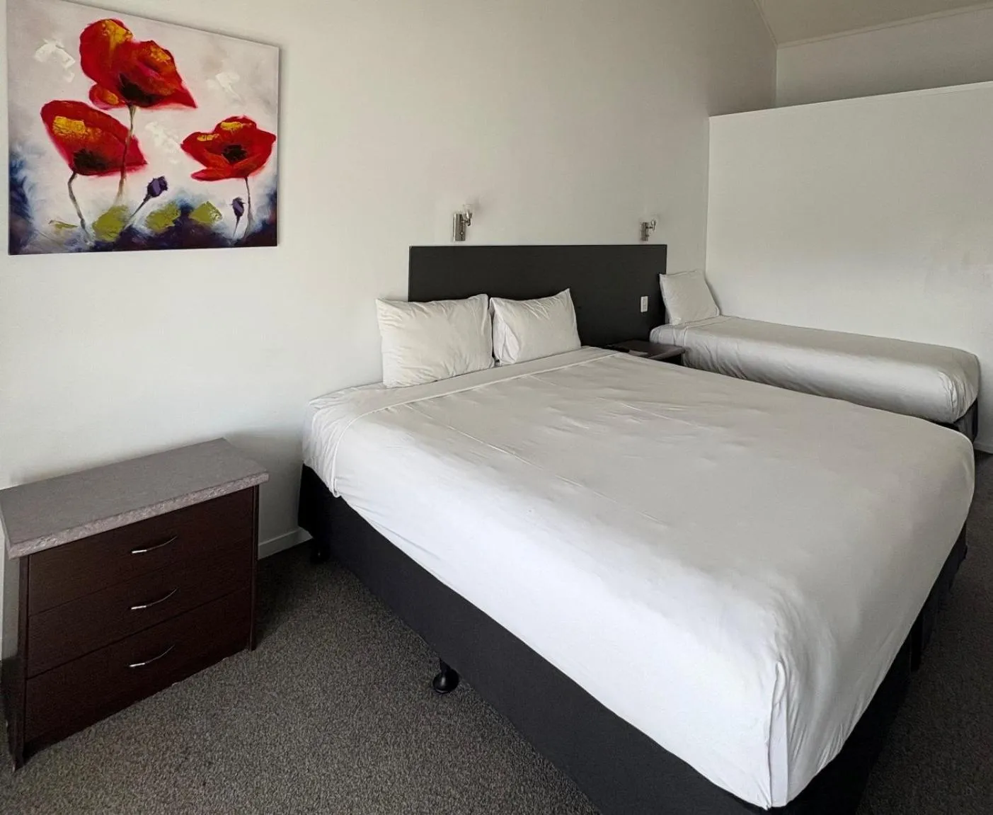 Bed in Devonwood Motel