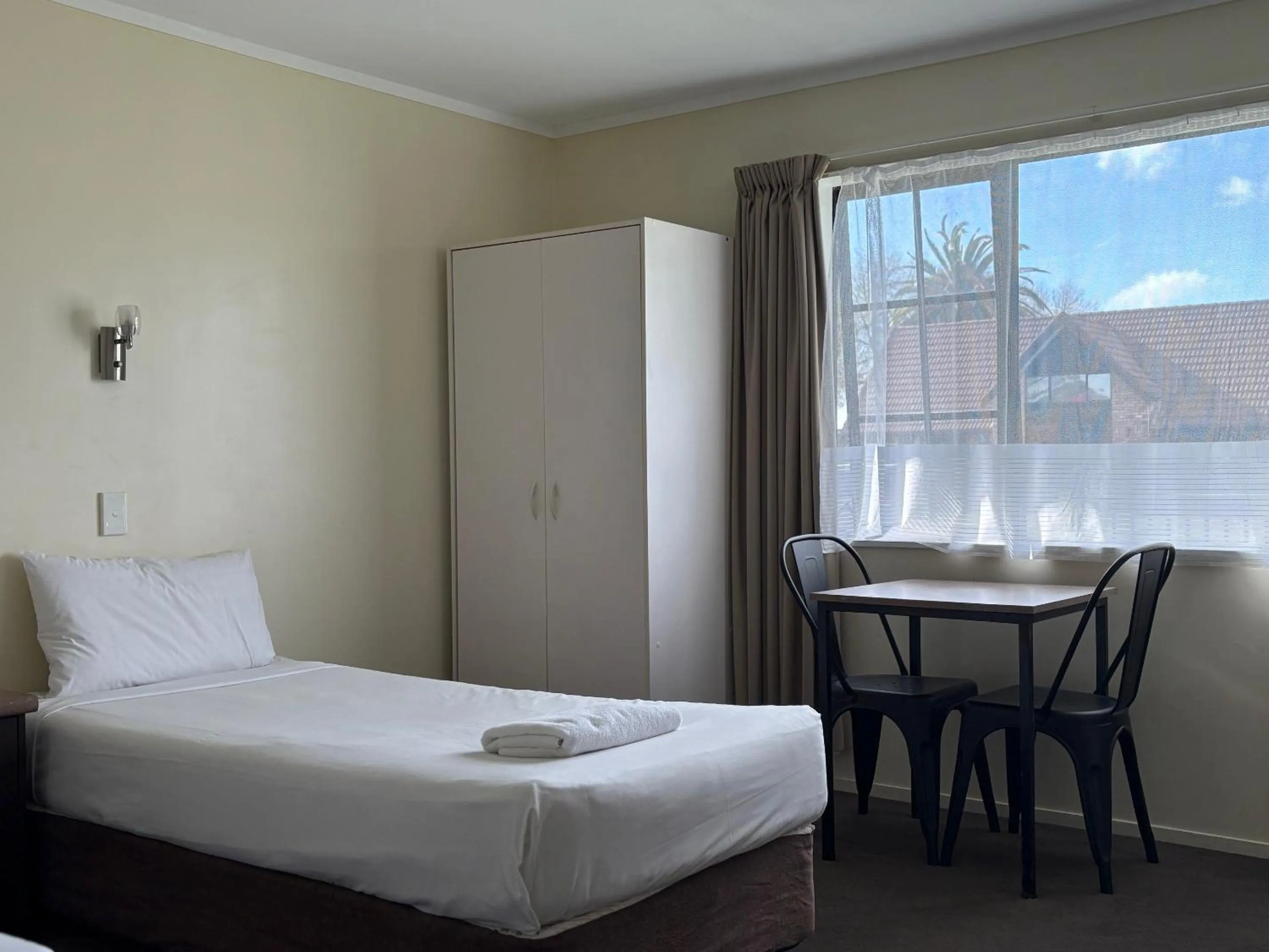 Bed in Devonwood Motel