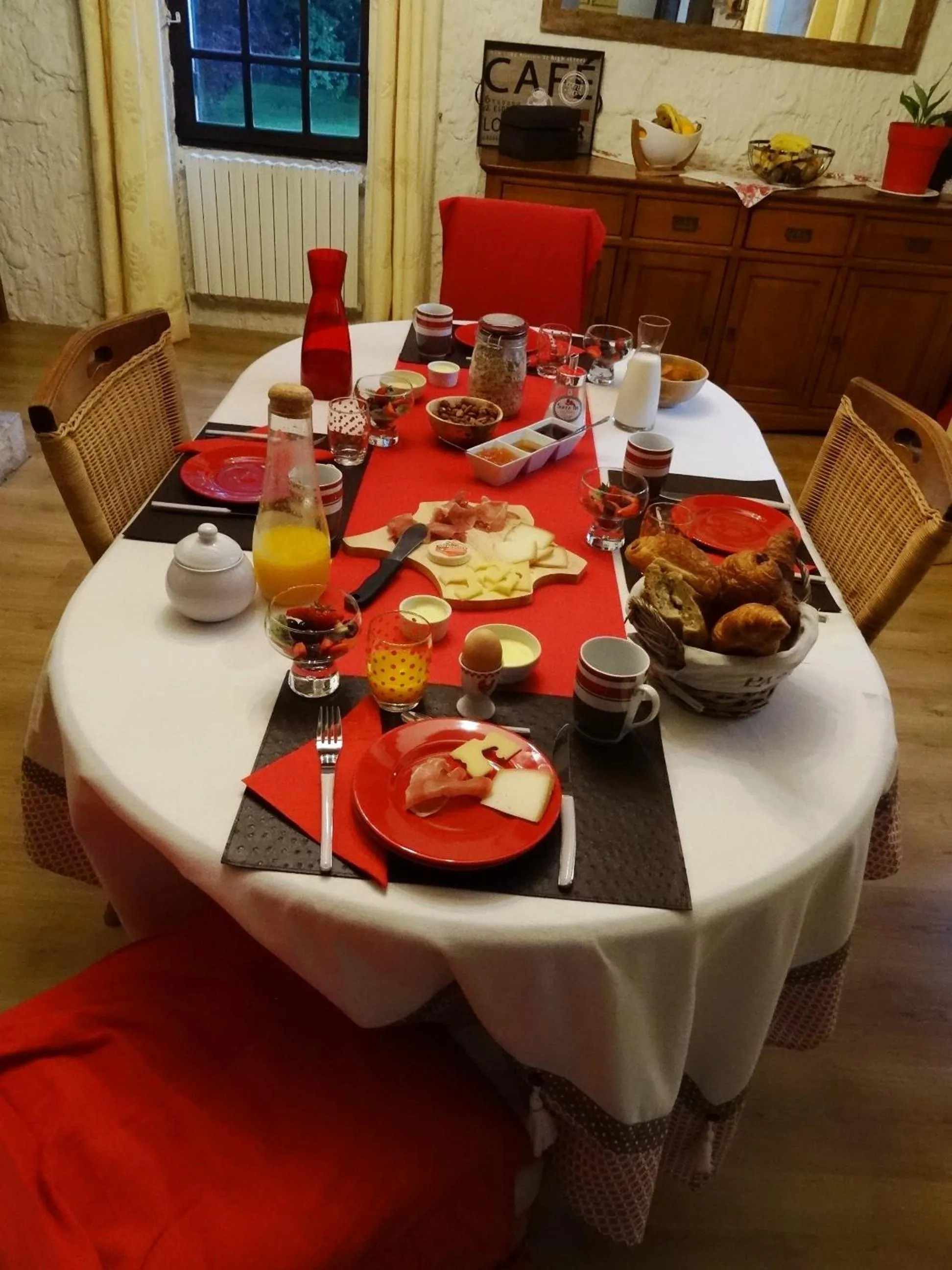 Continental breakfast in Chambres d'hôtes Le Muguet