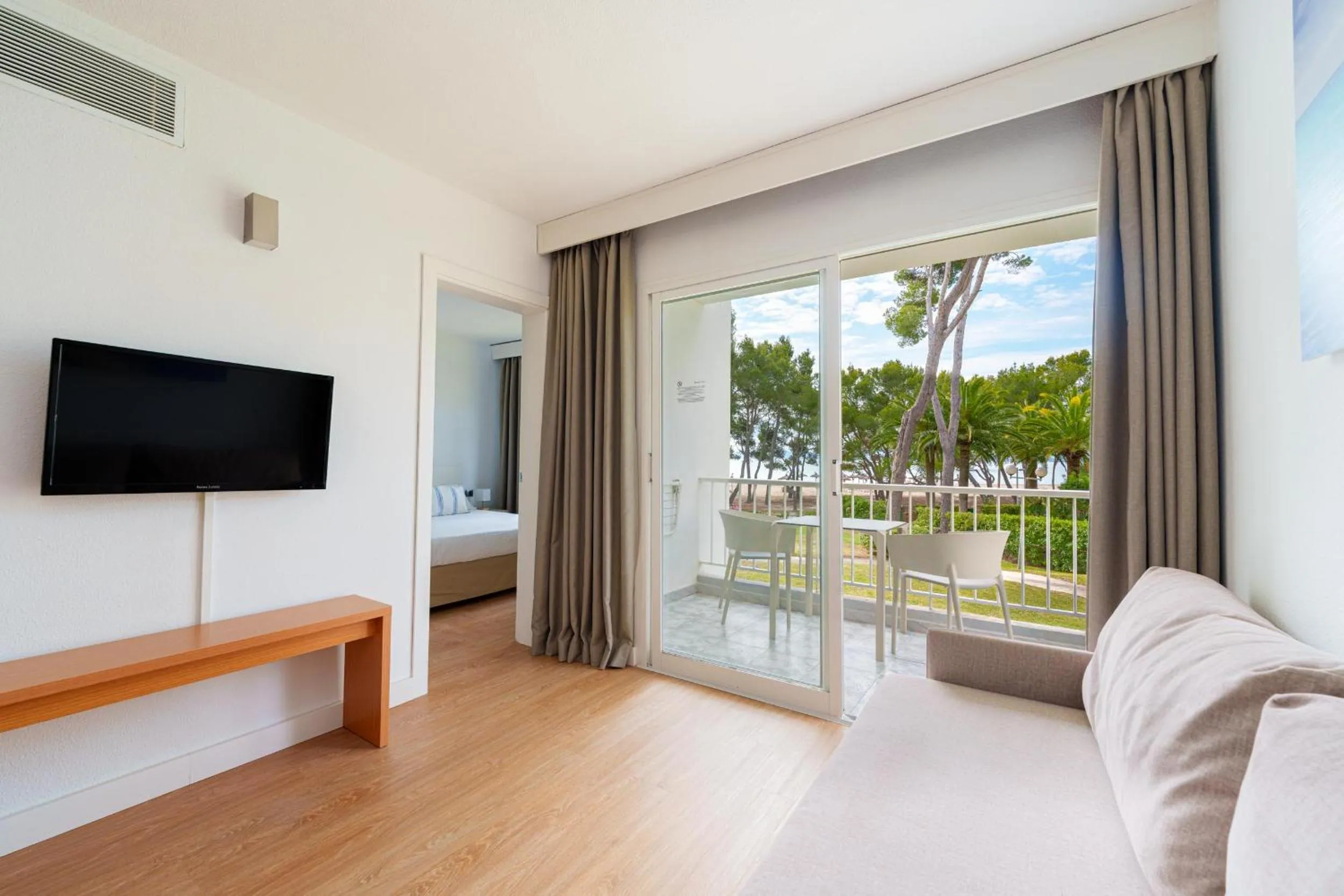 Sea view, Bed in Apartamentos Ferrer Lime Playa de Alcudia