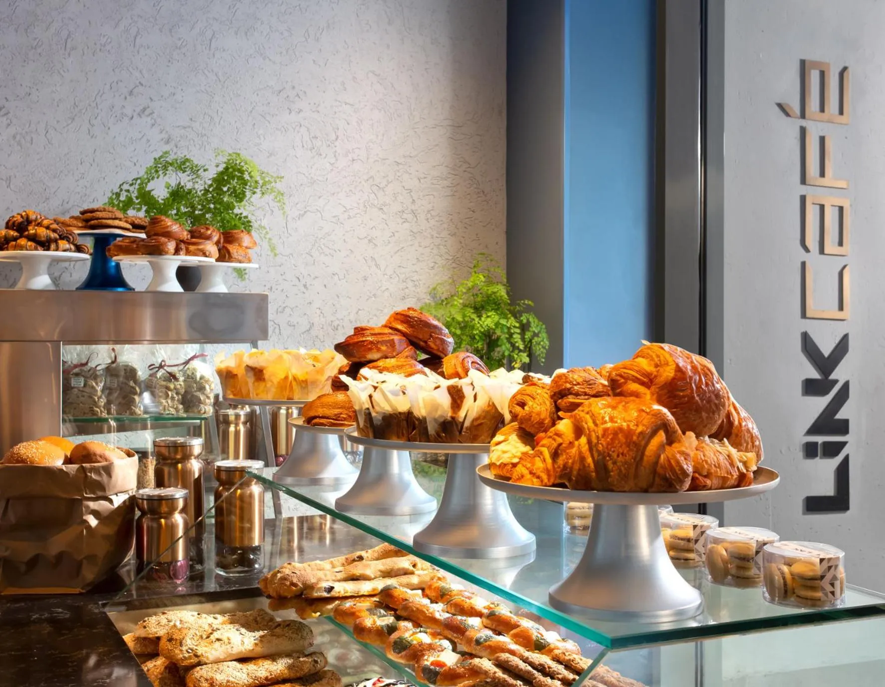 Restaurant/places to eat in Link Hotel & Hub By Dan Hotels