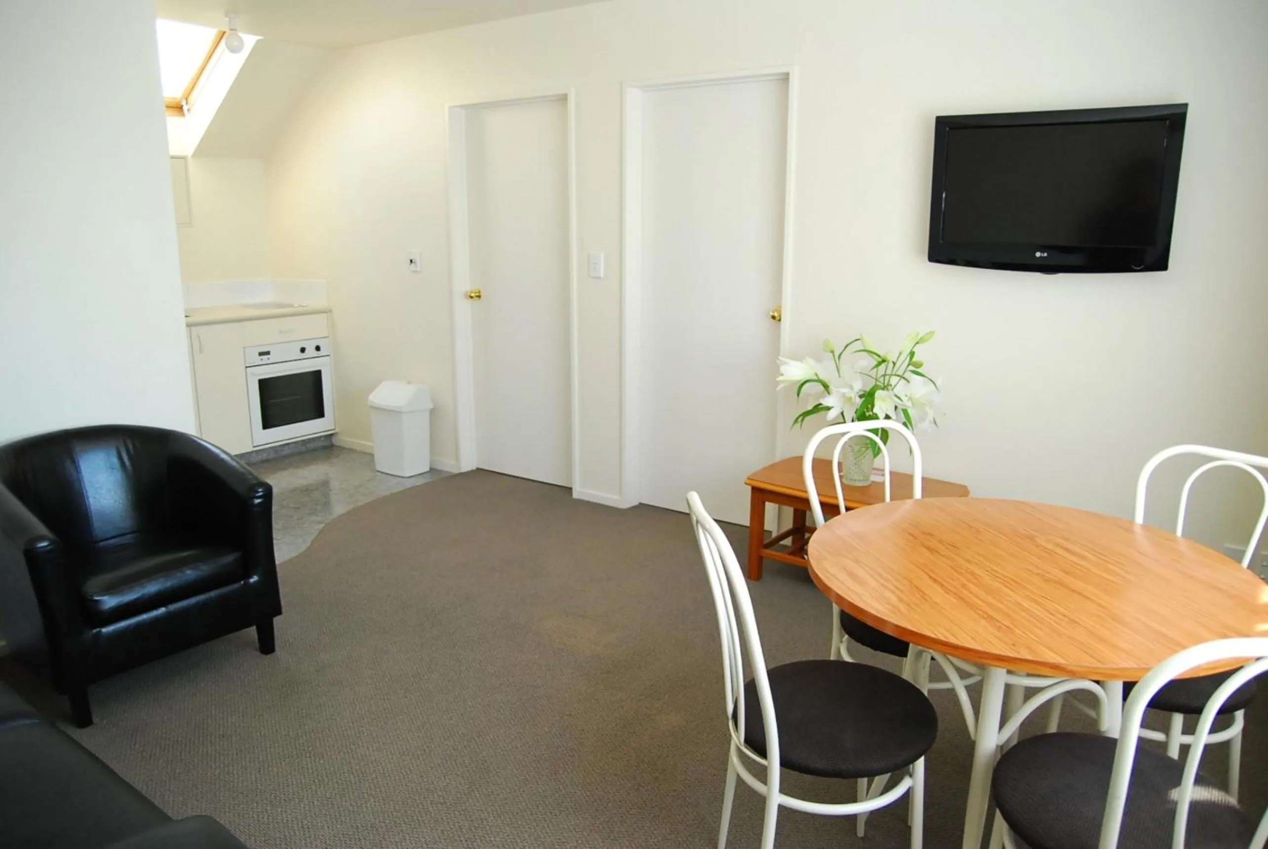 Dining area in Rosewood Court Motel