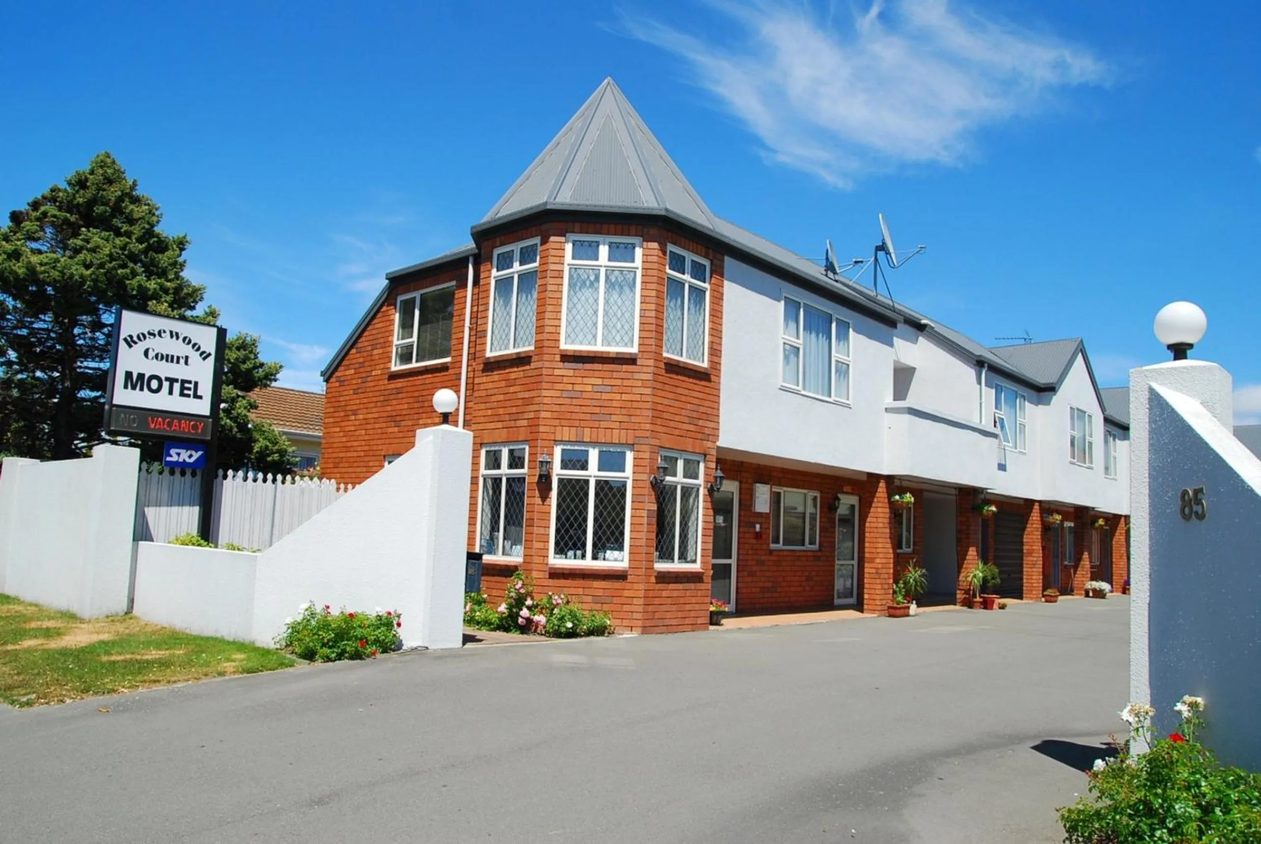 Facade/entrance in Rosewood Court Motel