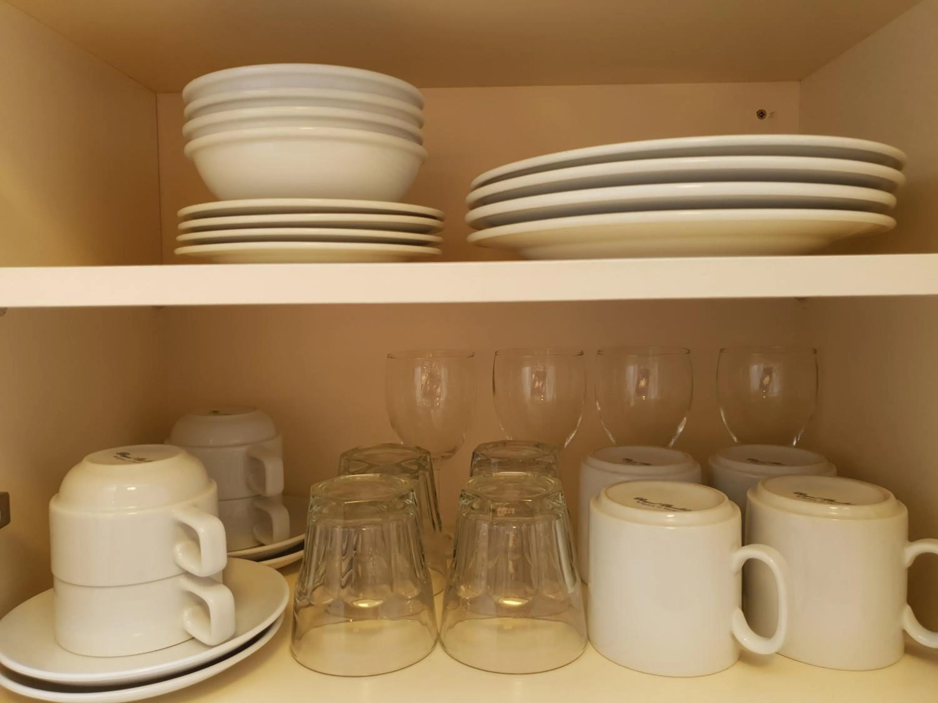 Coffee/tea facilities in Rosewood Court Motel