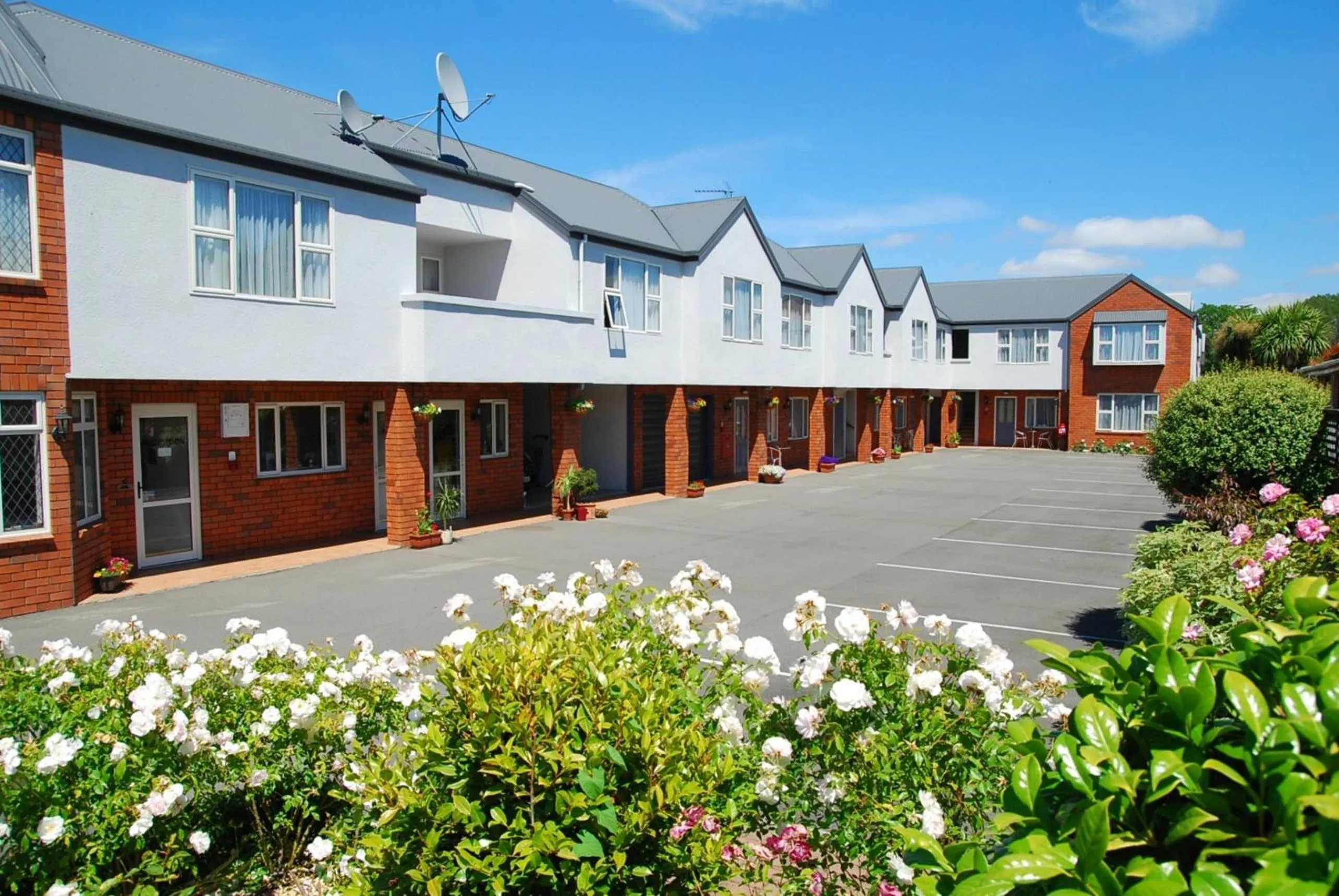 Facade/entrance in Rosewood Court Motel